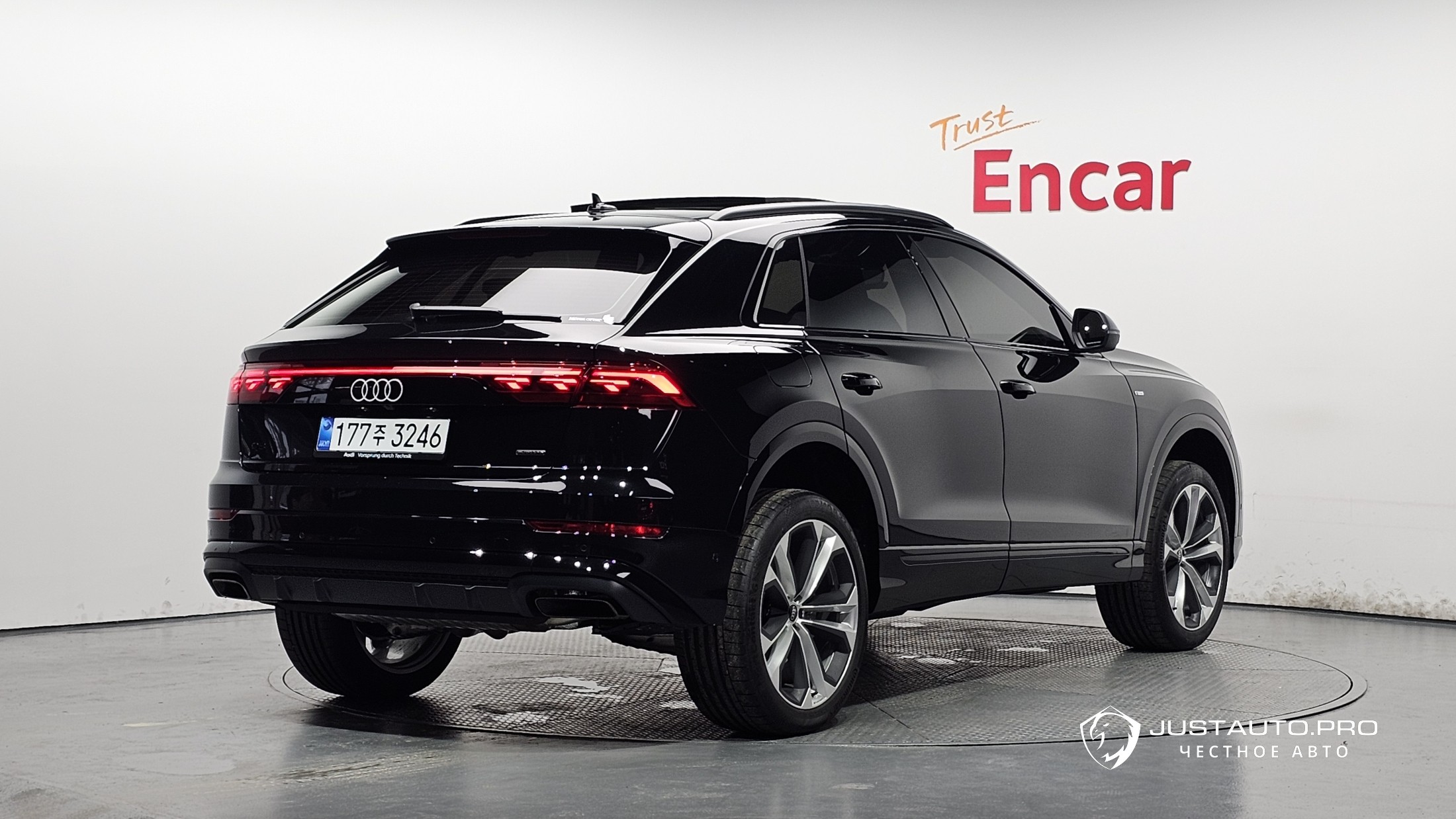 Автомобиль Audi Q8