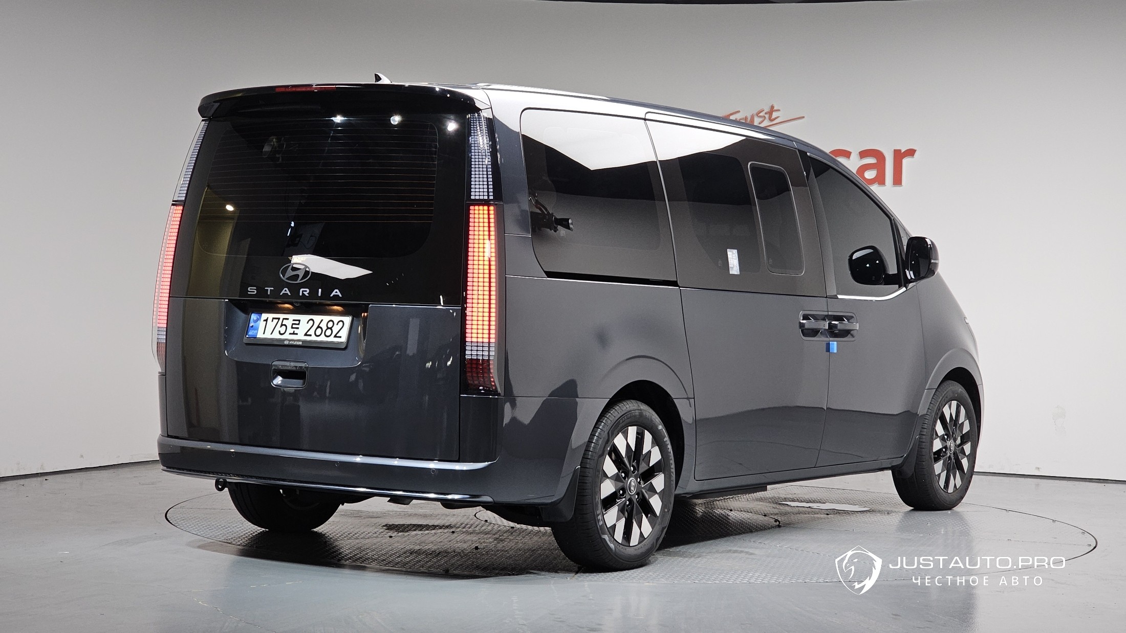 Автомобиль Hyundai Staria