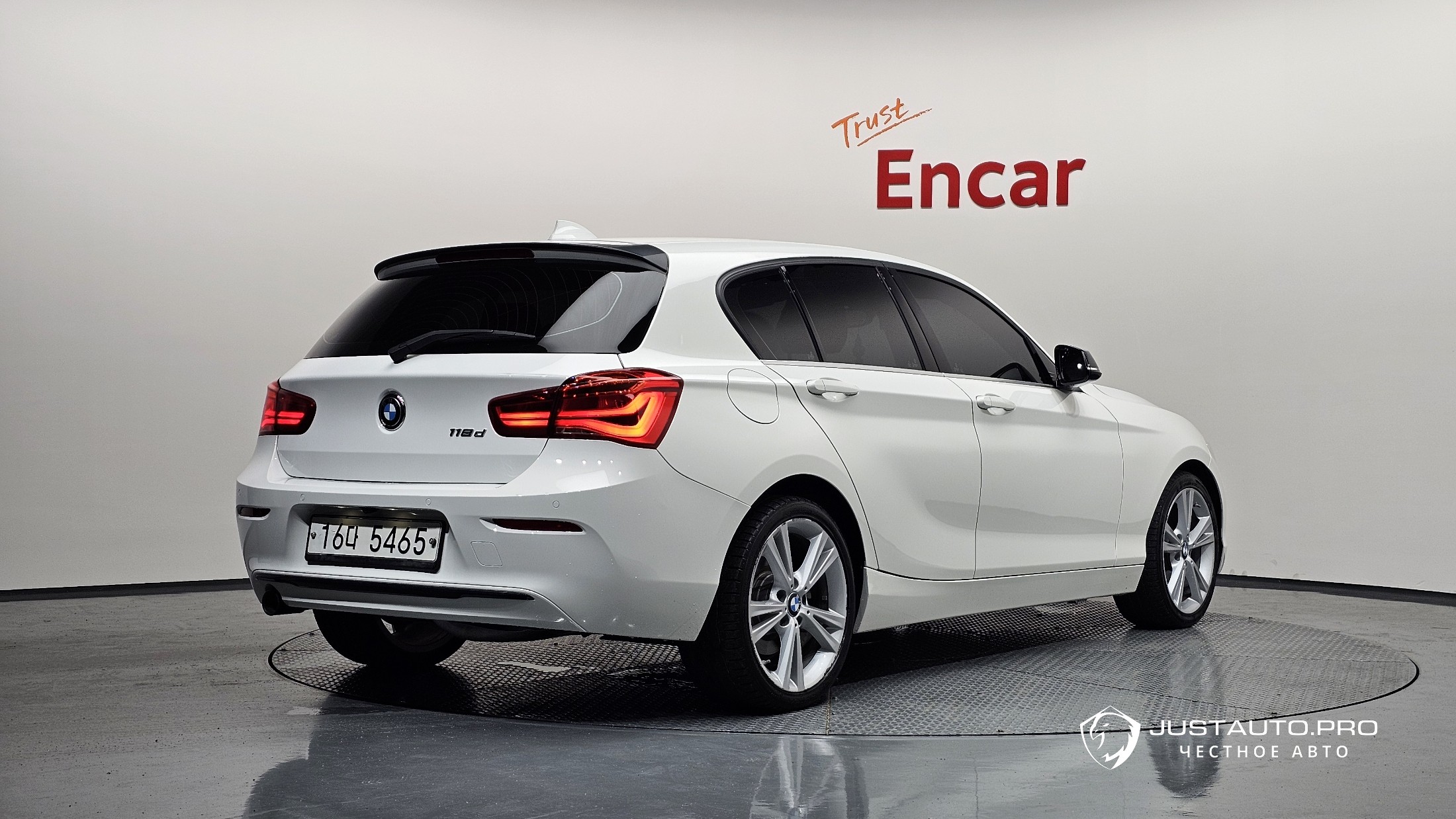Автомобиль BMW 1-Series