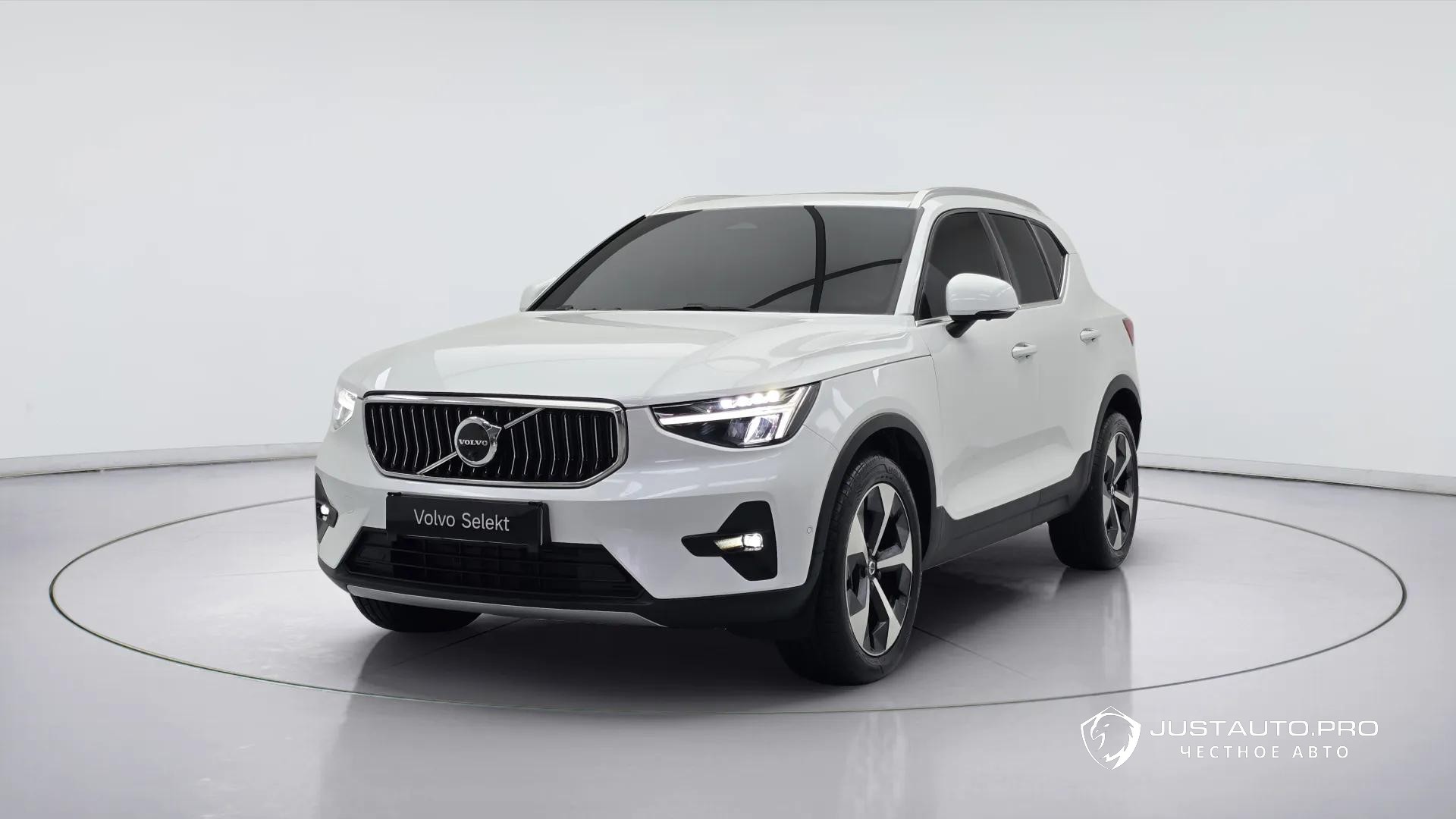 Автомобиль Volvo XC40