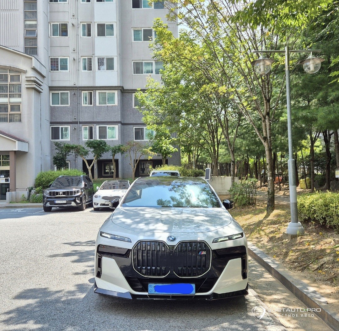 Автомобиль BMW i7