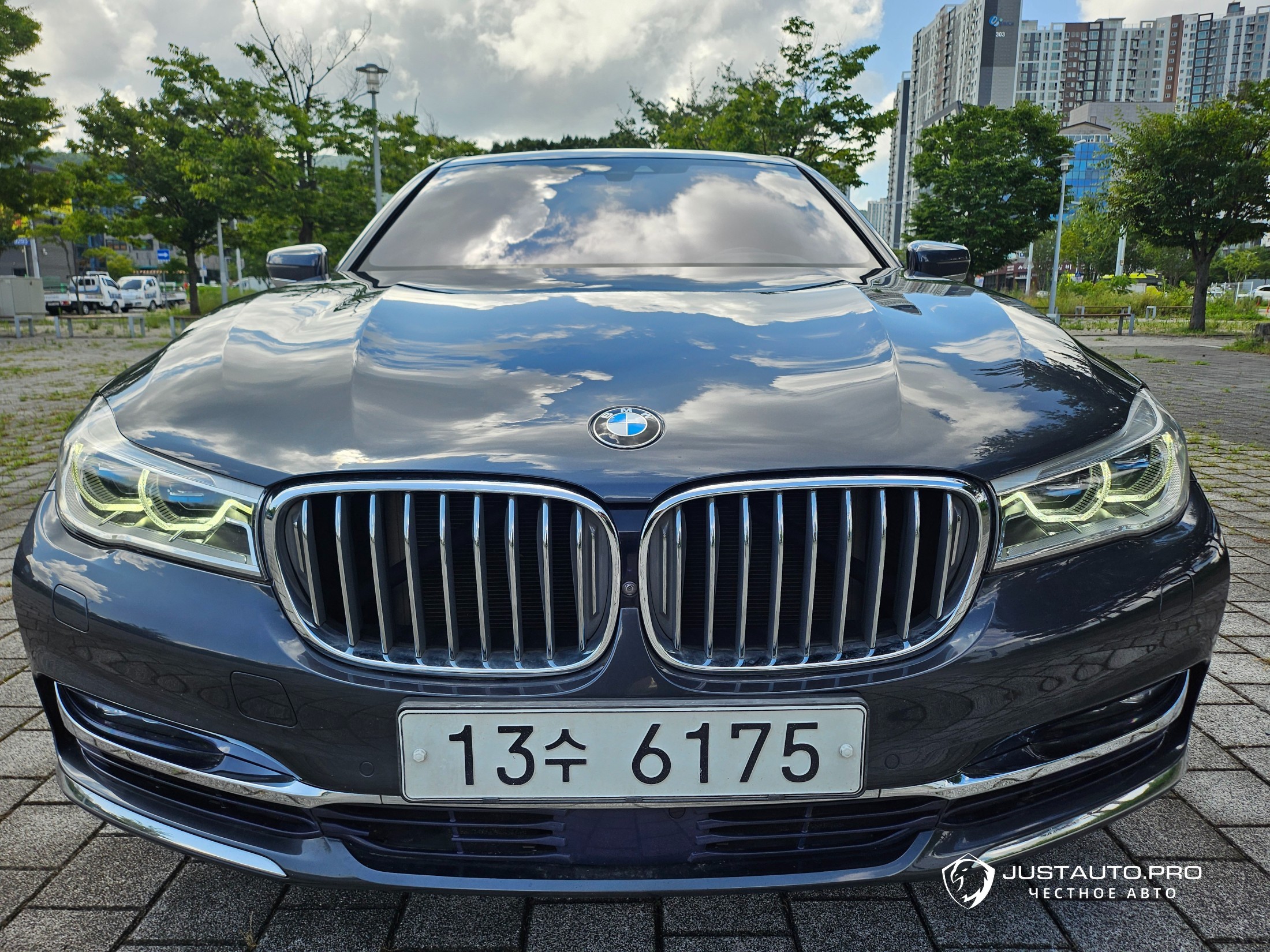 Автомобиль BMW 7-Series