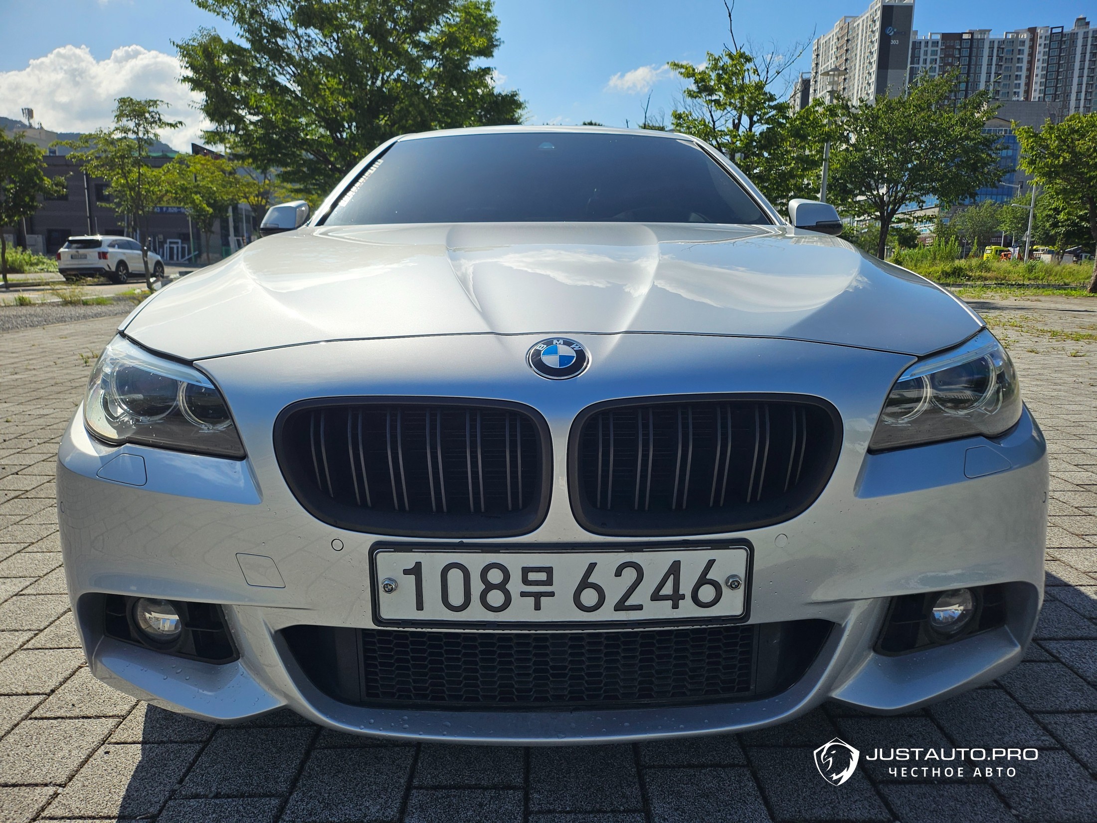 Автомобиль BMW 5-Series