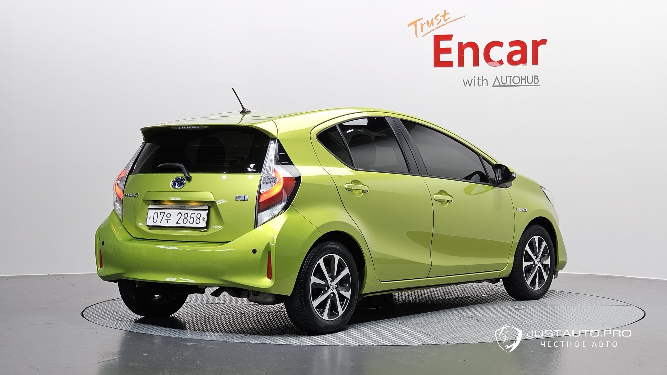 Автомобиль Toyota Prius
