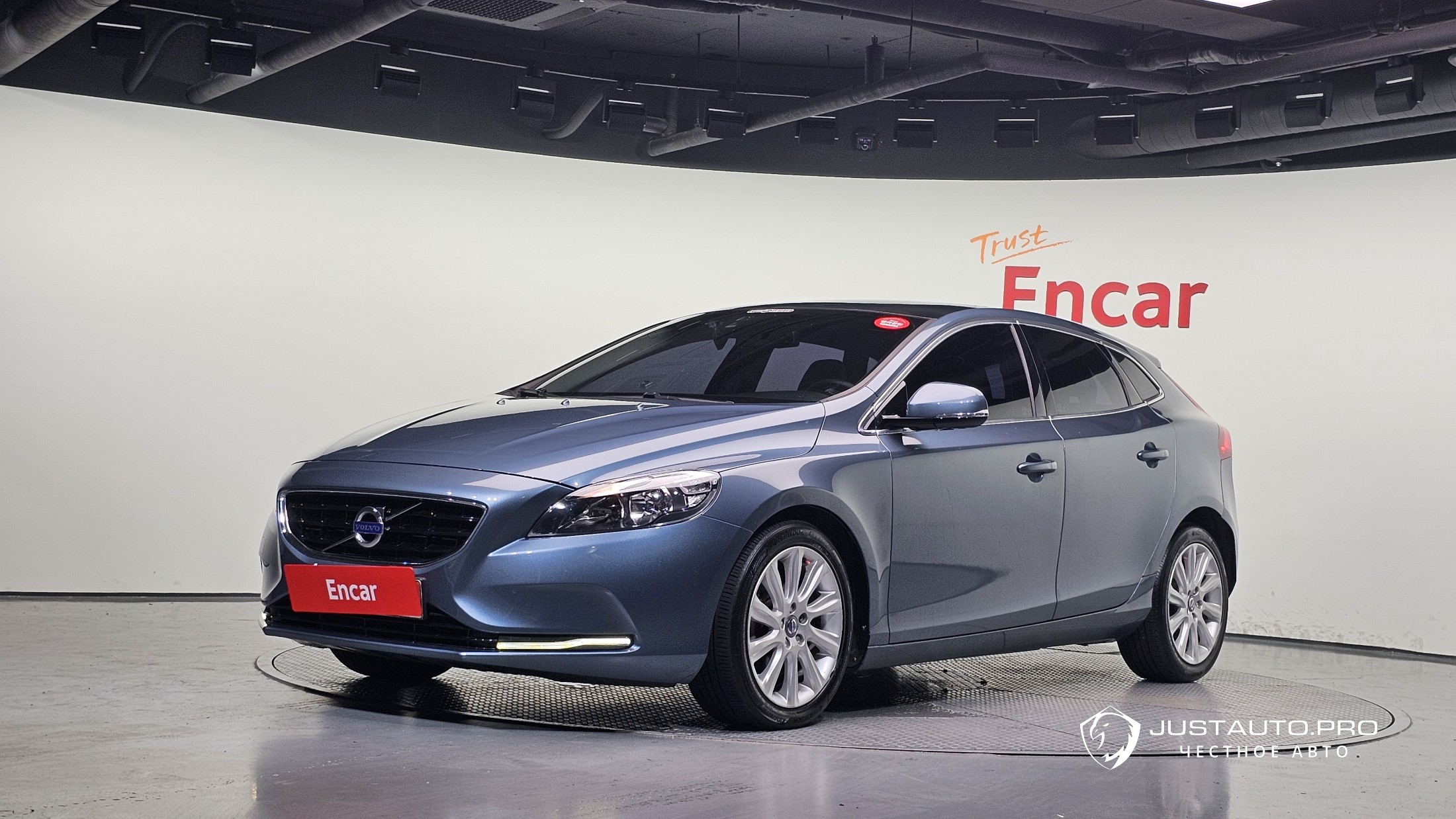 Автомобиль Volvo V40