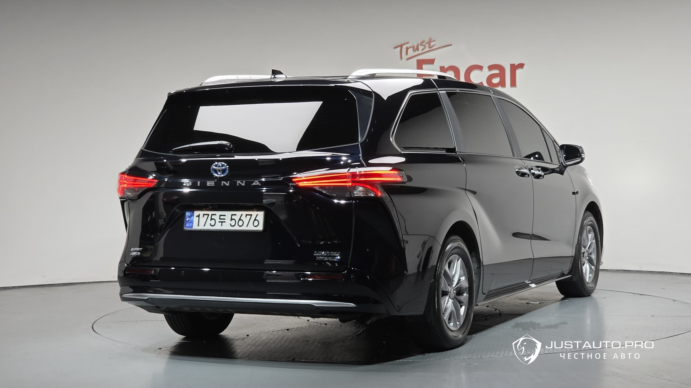 Автомобиль Toyota Sienna