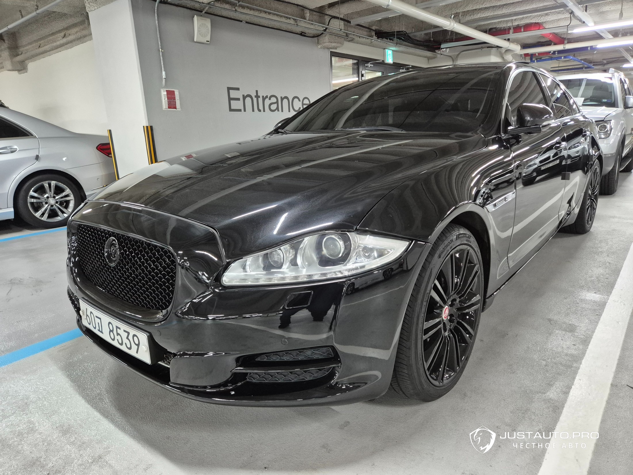 Автомобиль Jaguar XJ