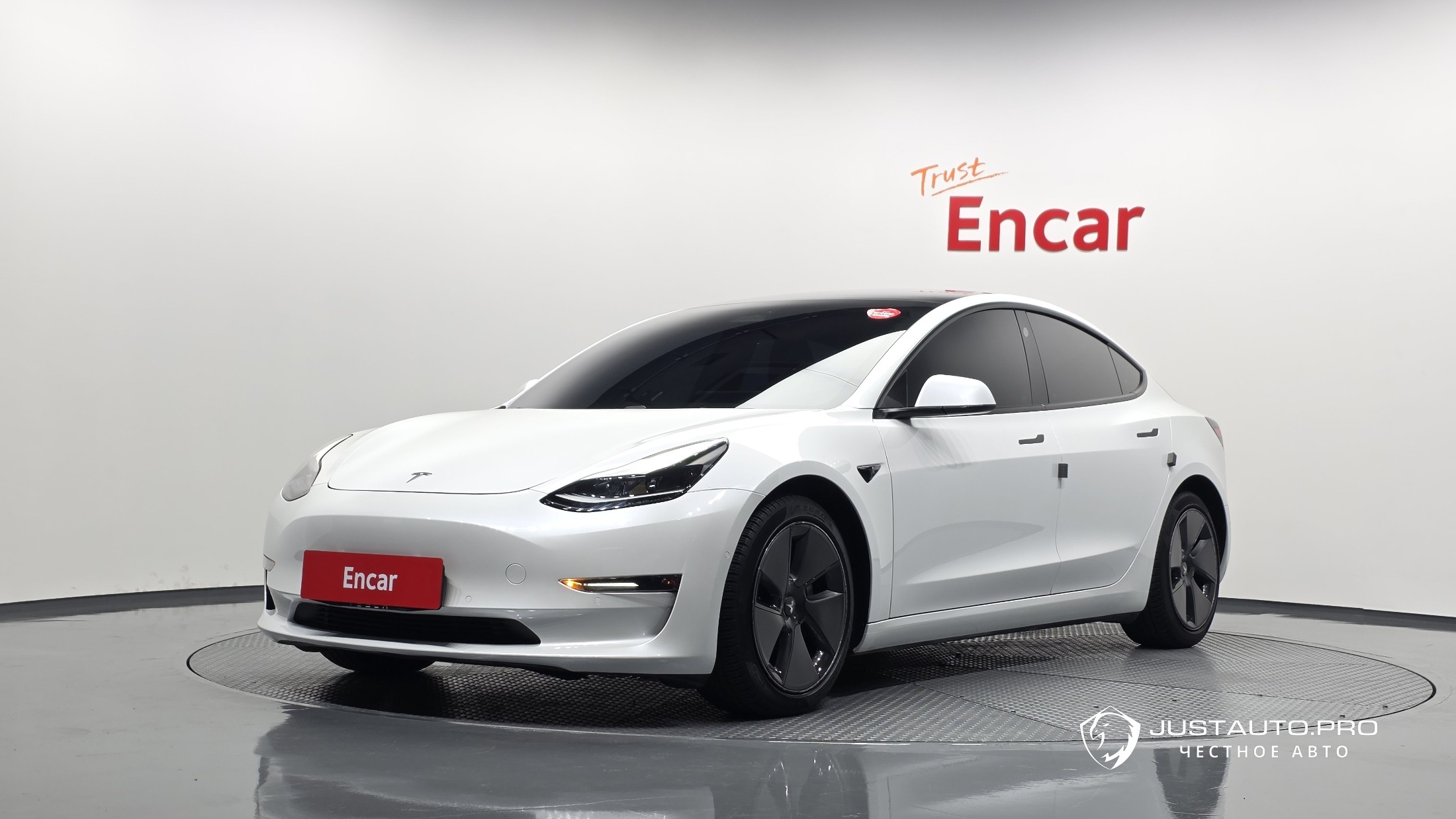 Автомобиль Tesla Model 3