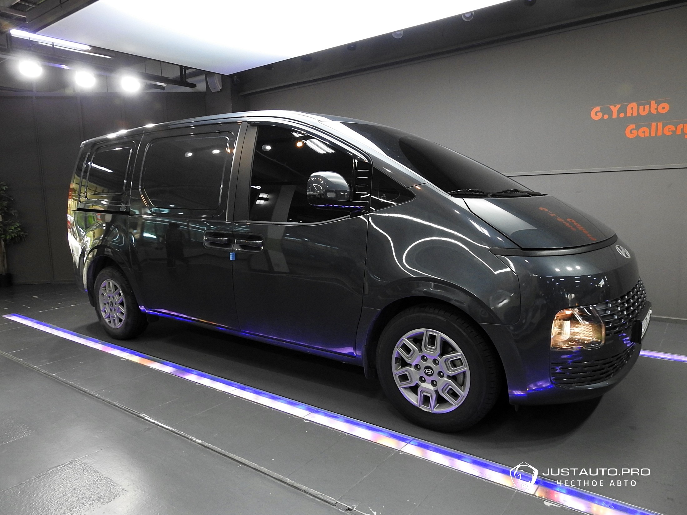 Автомобиль Hyundai Staria