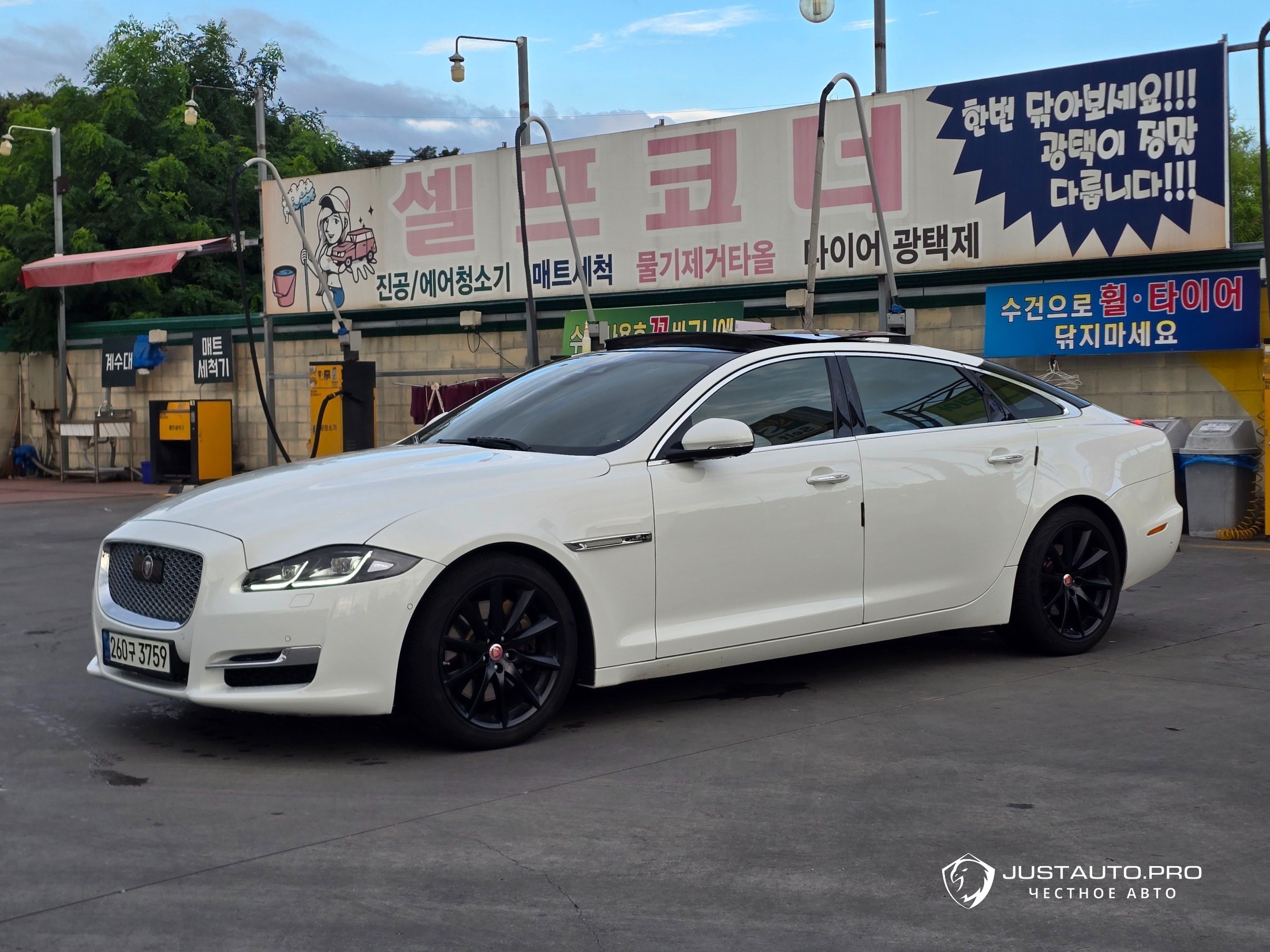 Автомобиль Jaguar XJ