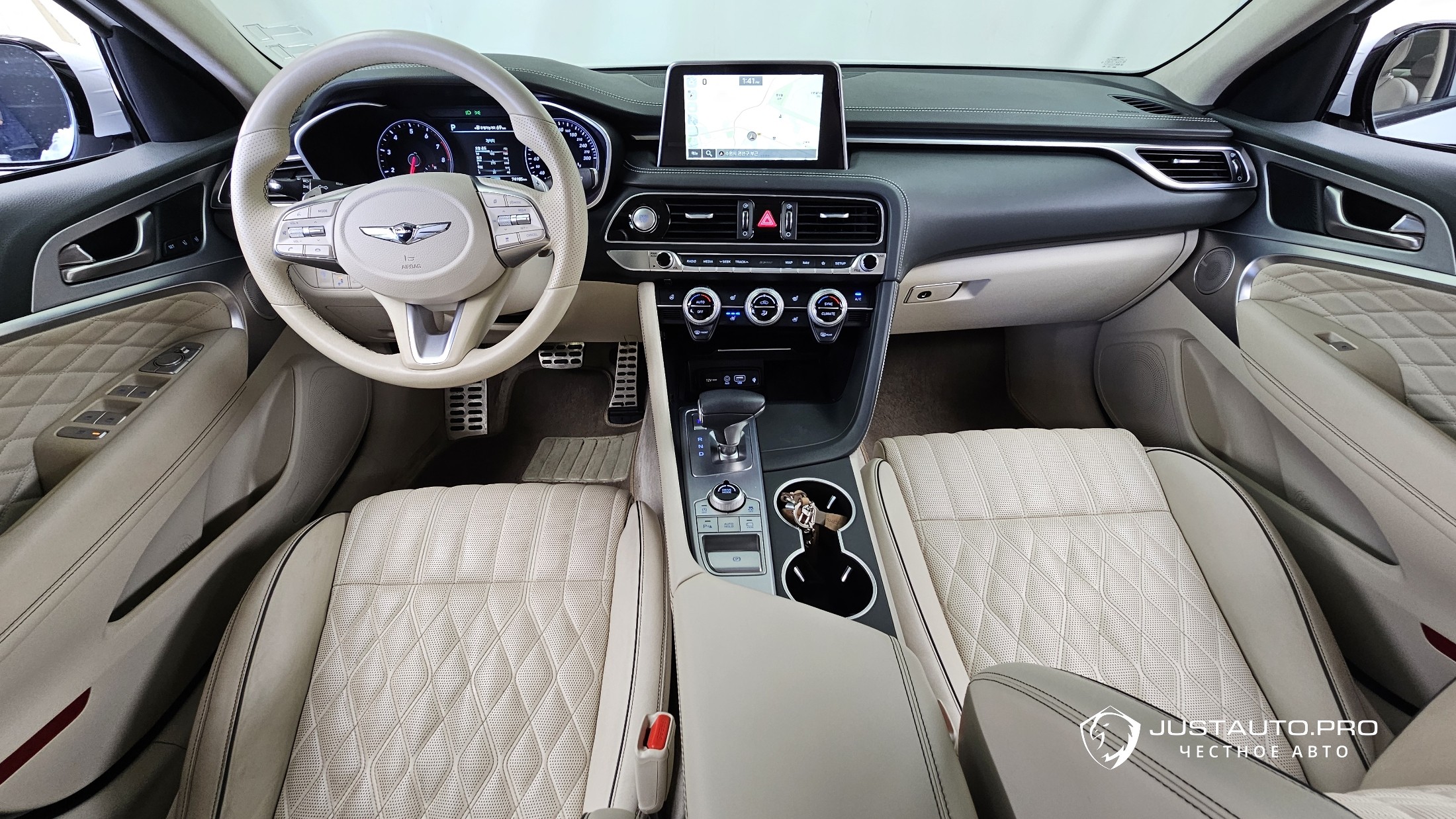 Автомобиль Genesis G70