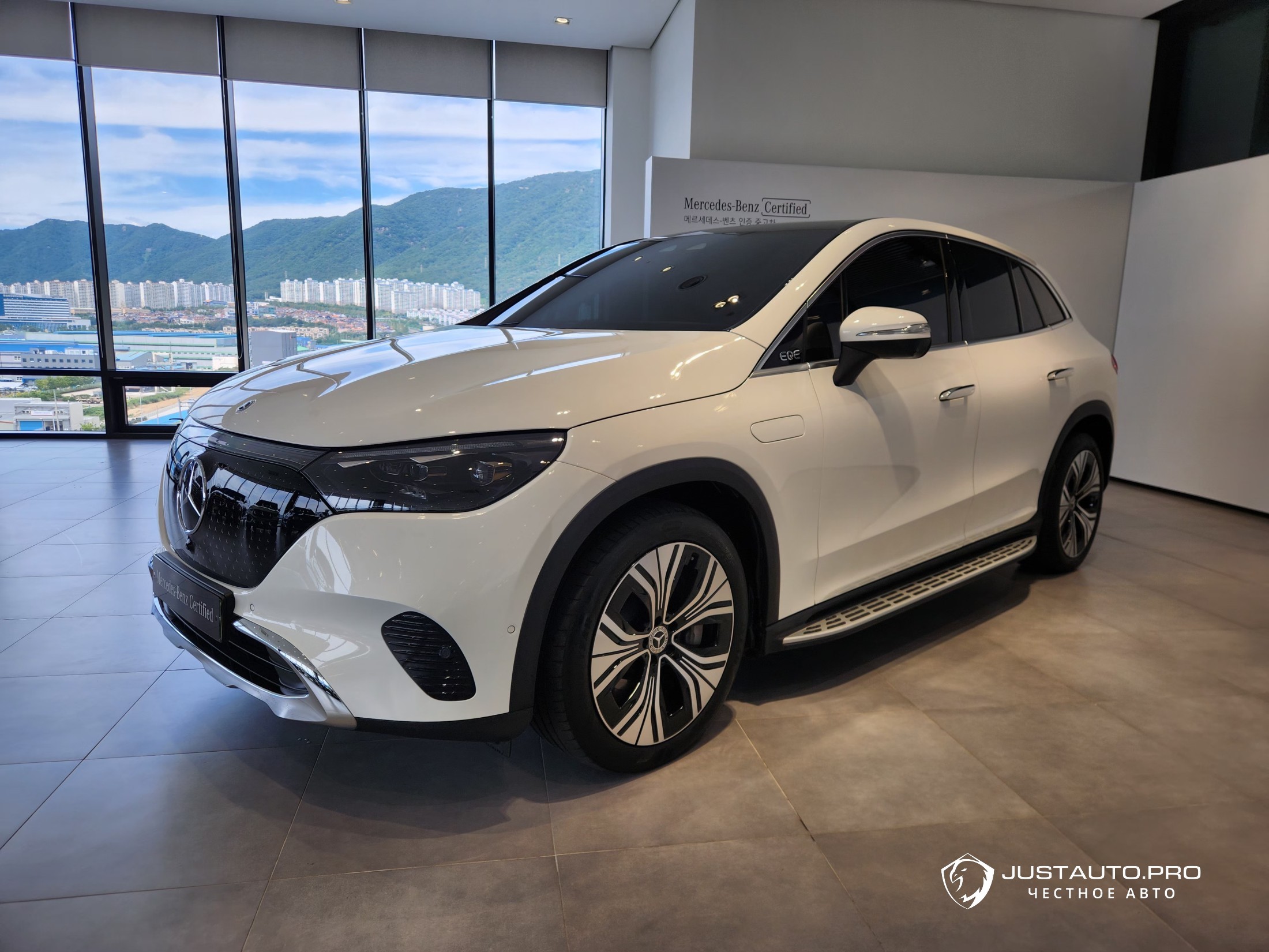 Автомобиль Mercedes-Benz EQE