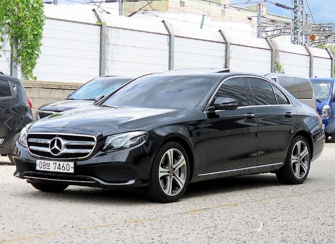 Автомобиль Mercedes-Benz E-Class