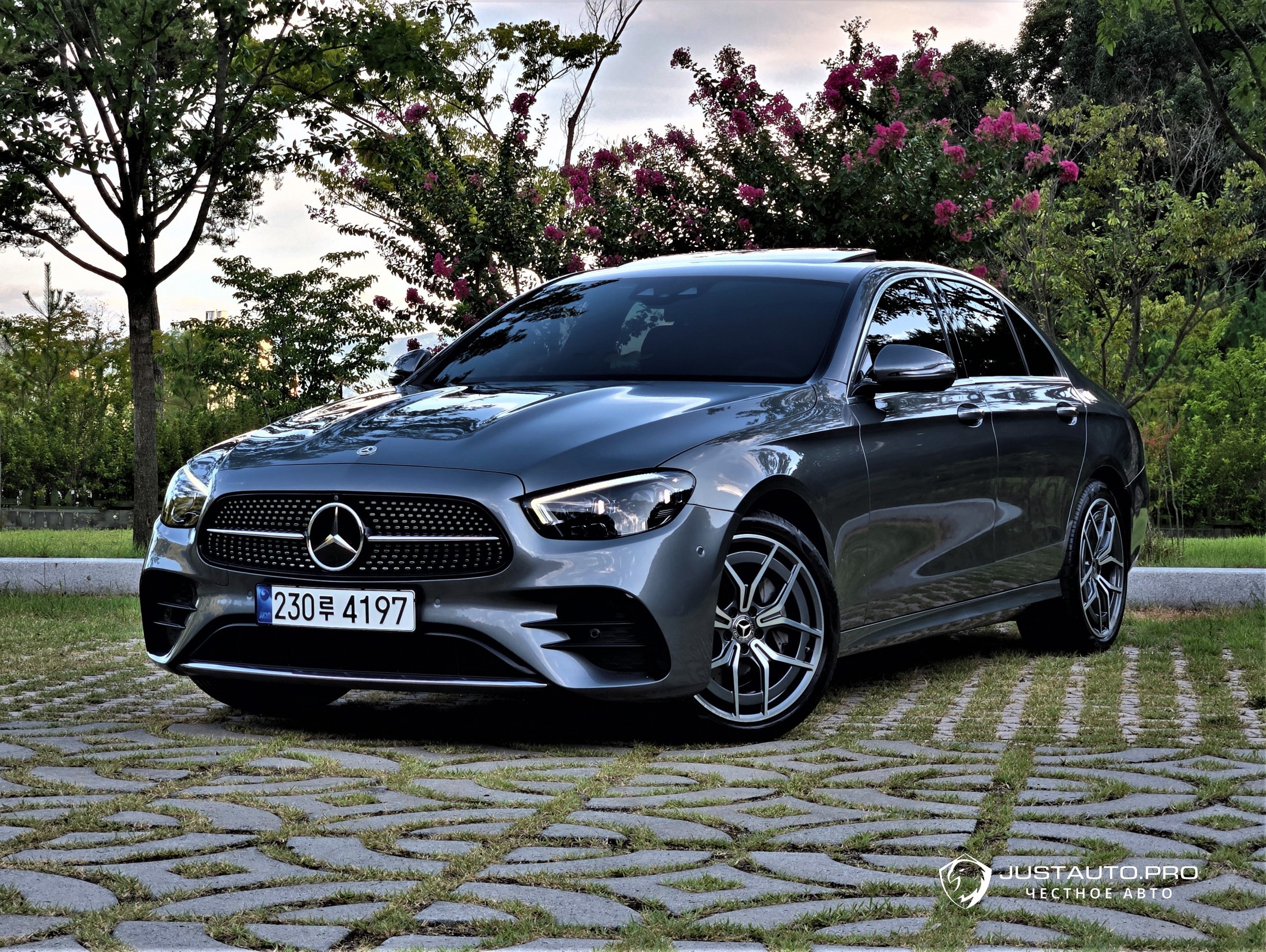 Автомобиль Mercedes-Benz E-Class