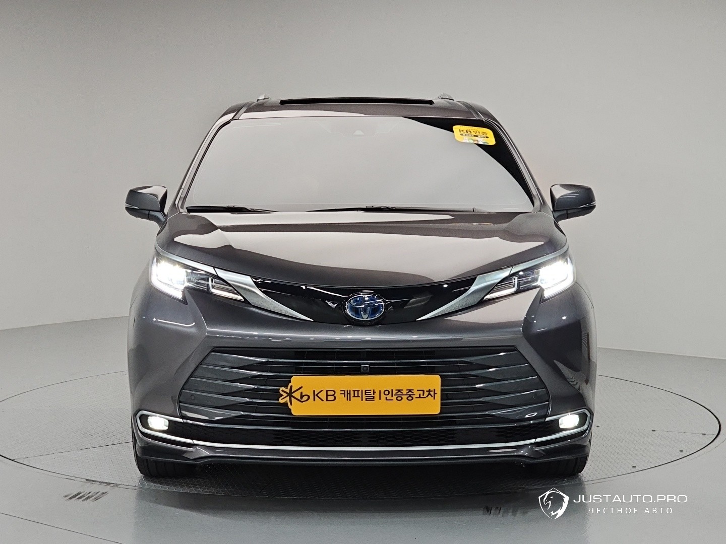 Автомобиль Toyota Sienna