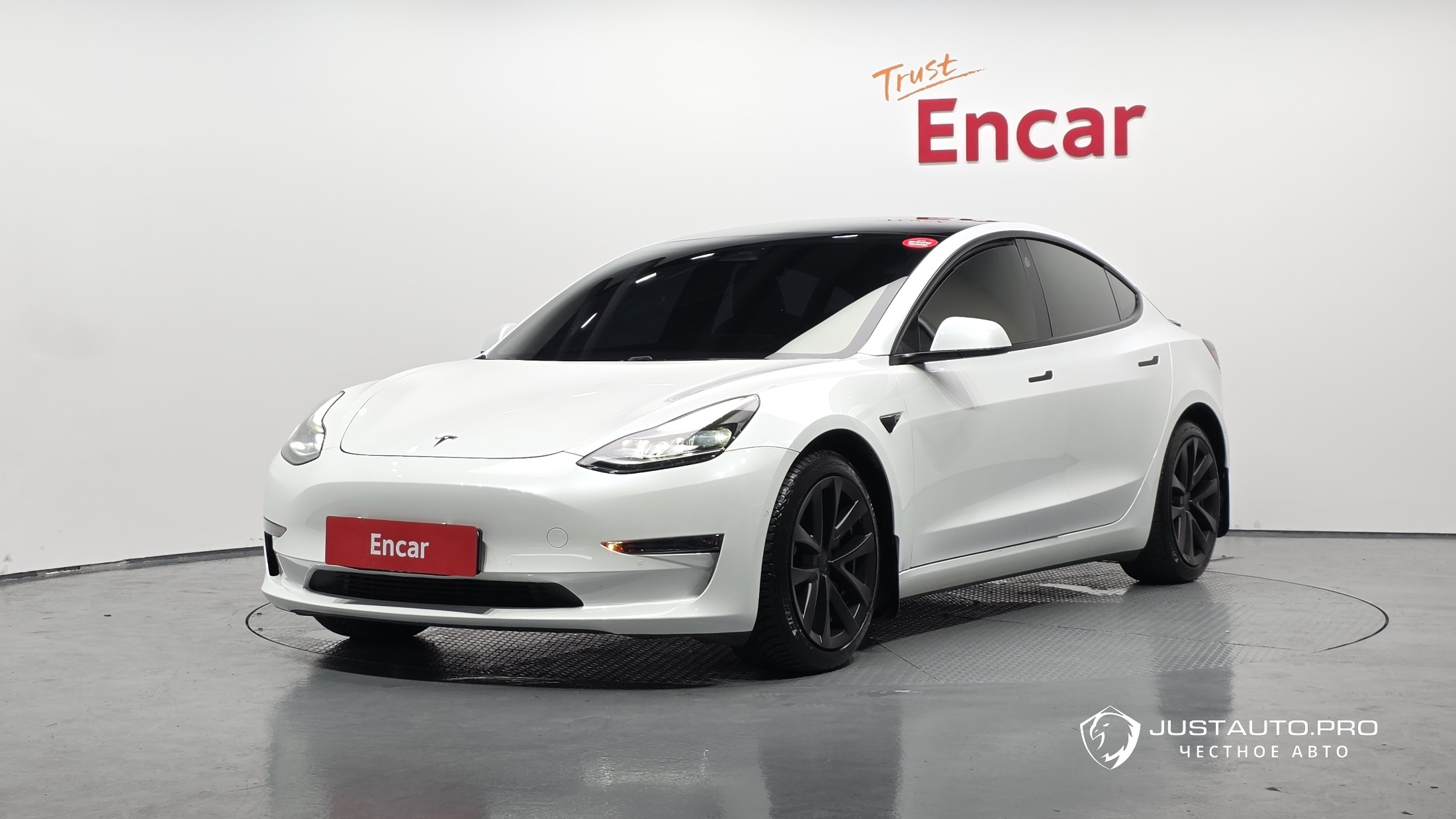 Автомобиль Tesla Model 3