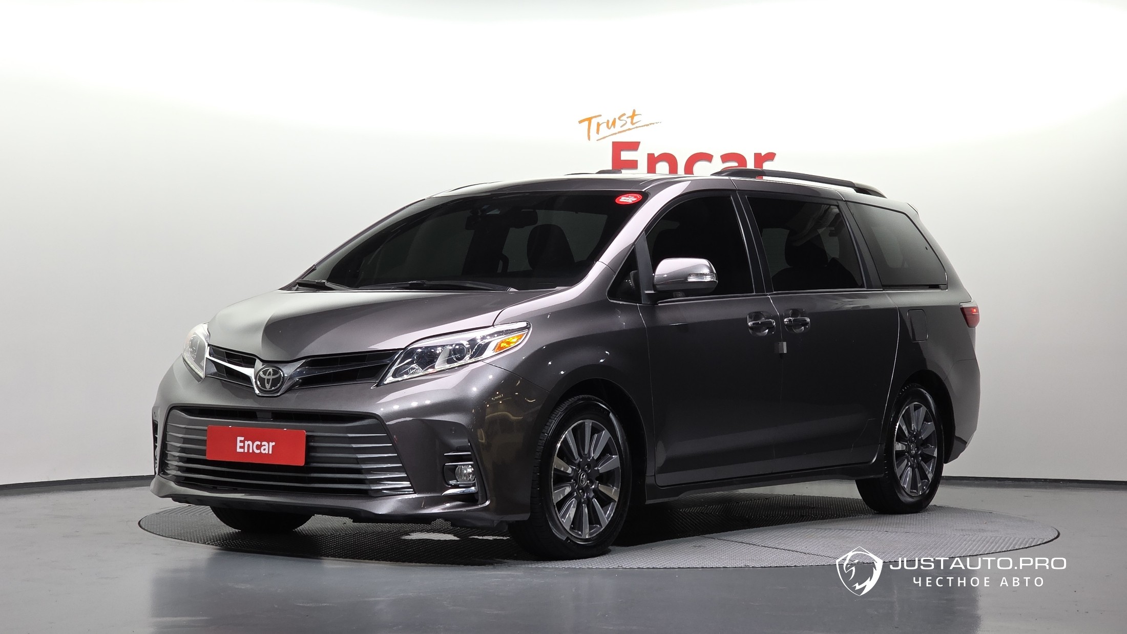 Автомобиль Toyota Sienna
