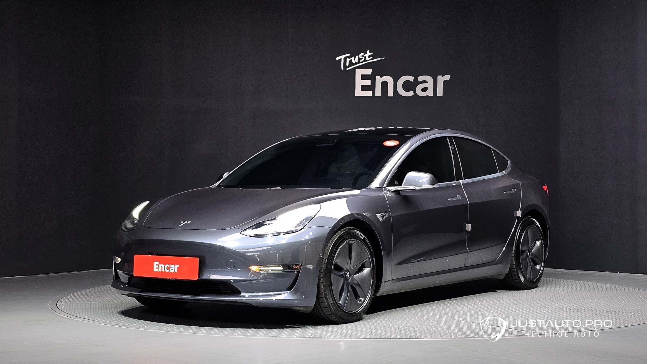 Автомобиль Tesla Model 3