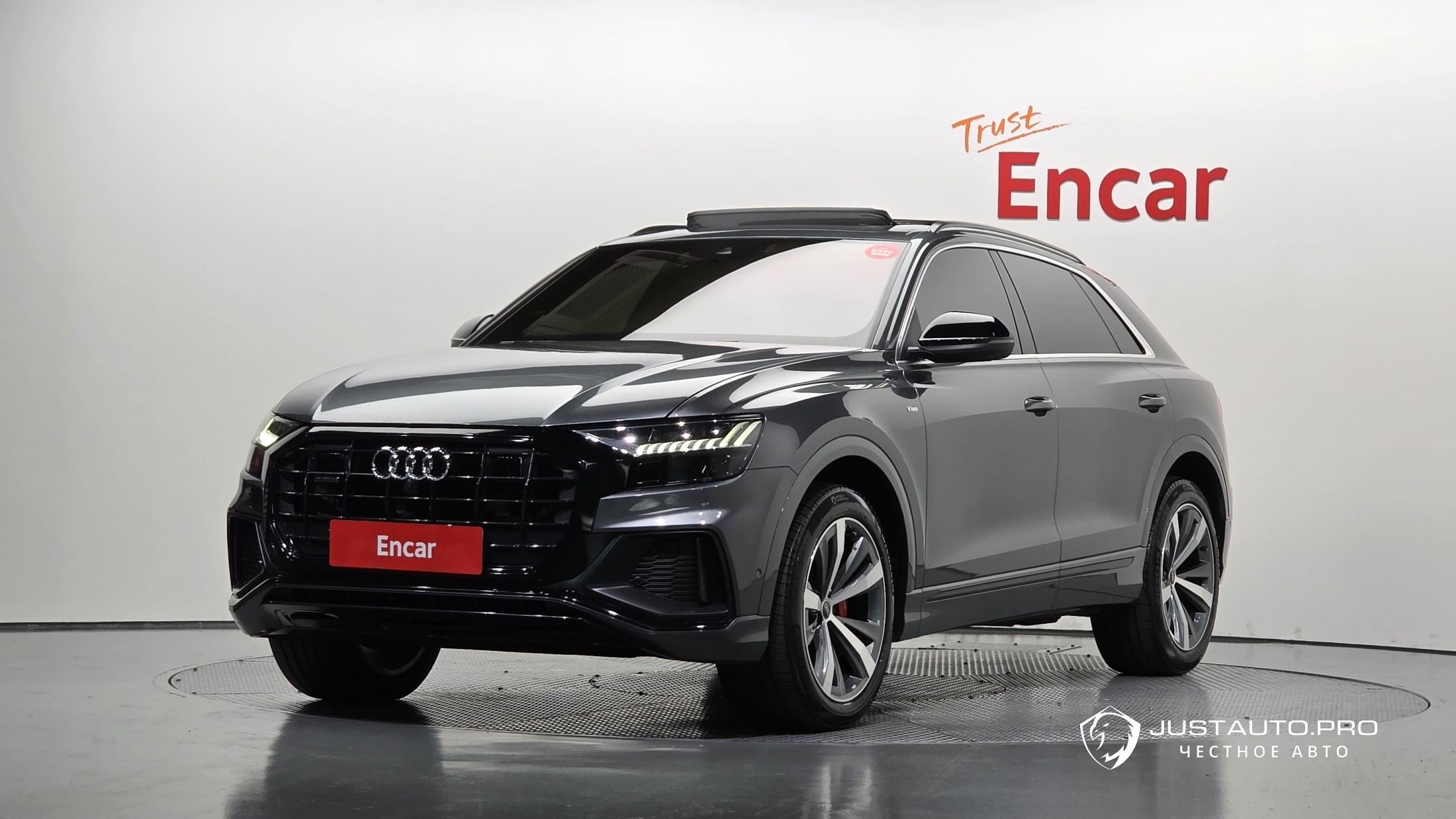 Автомобиль Audi Q8