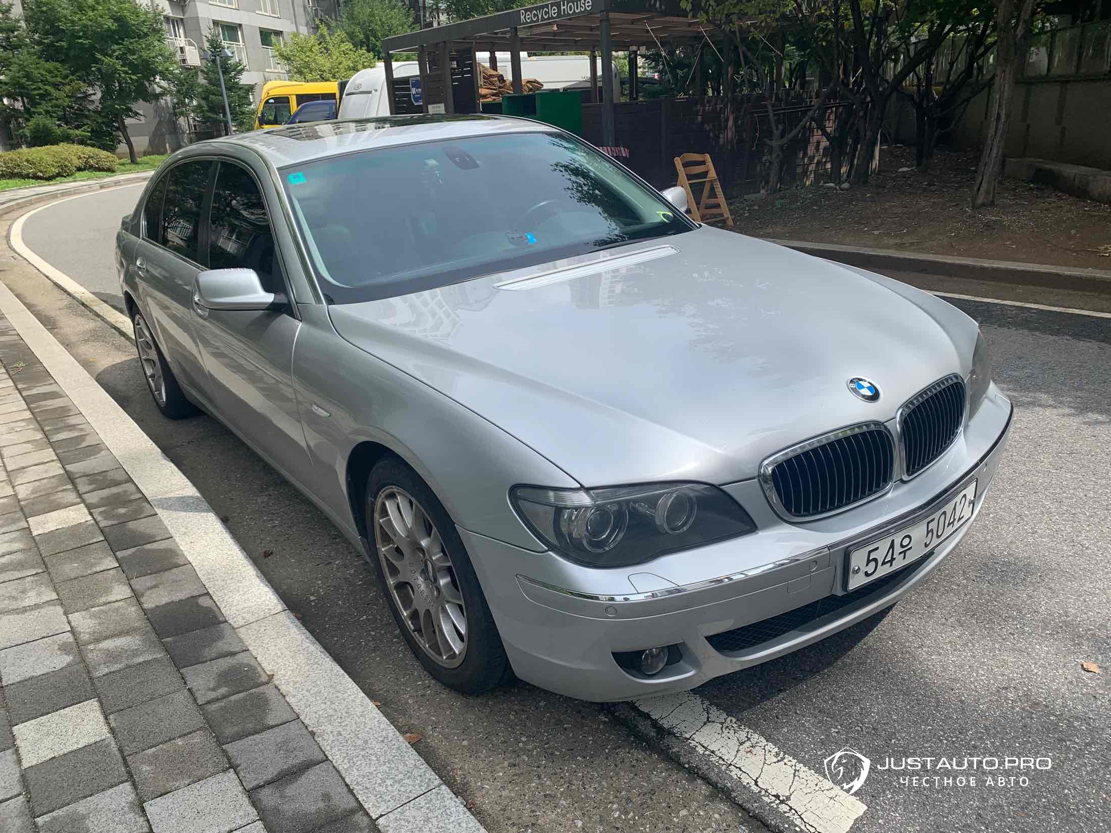 Автомобиль BMW 7-Series