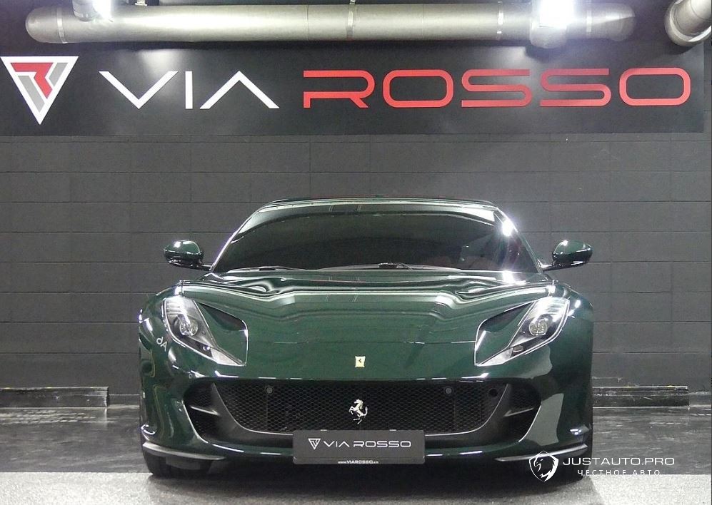 Автомобиль Ferrari 812