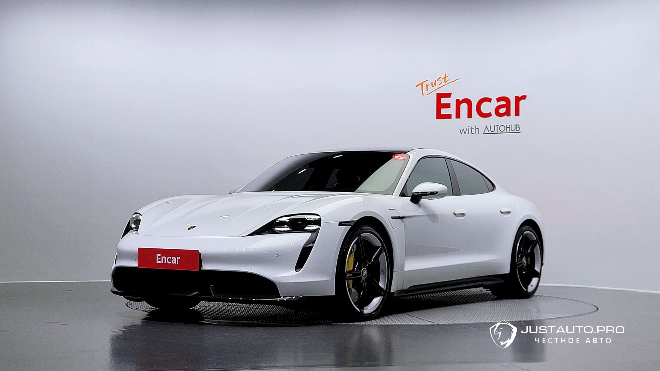 Автомобиль Porsche Taycan