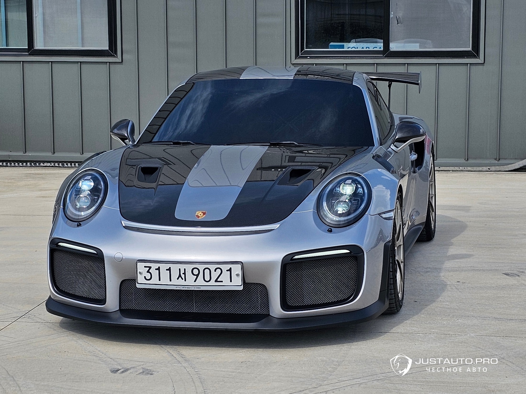 Автомобиль Porsche 911