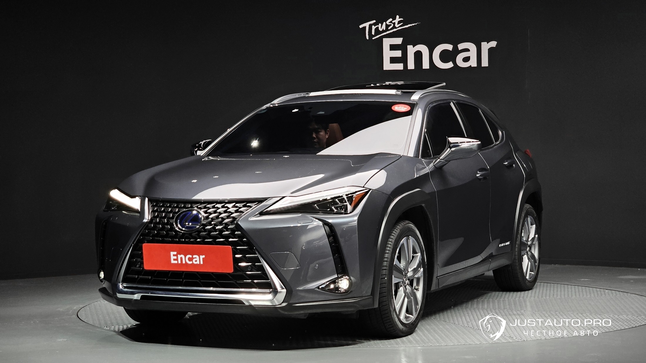 Автомобиль Lexus UX