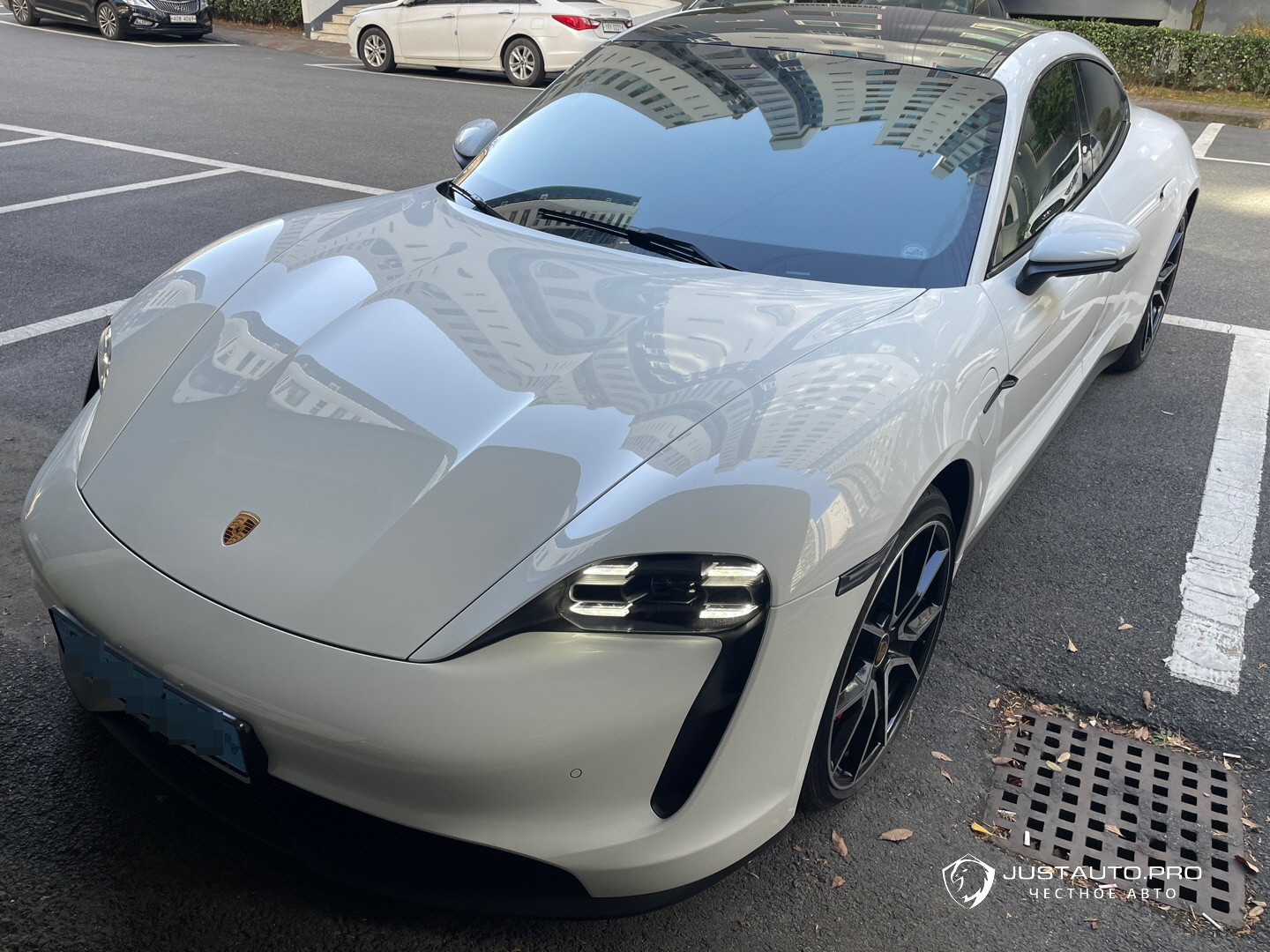 Автомобиль Porsche Taycan