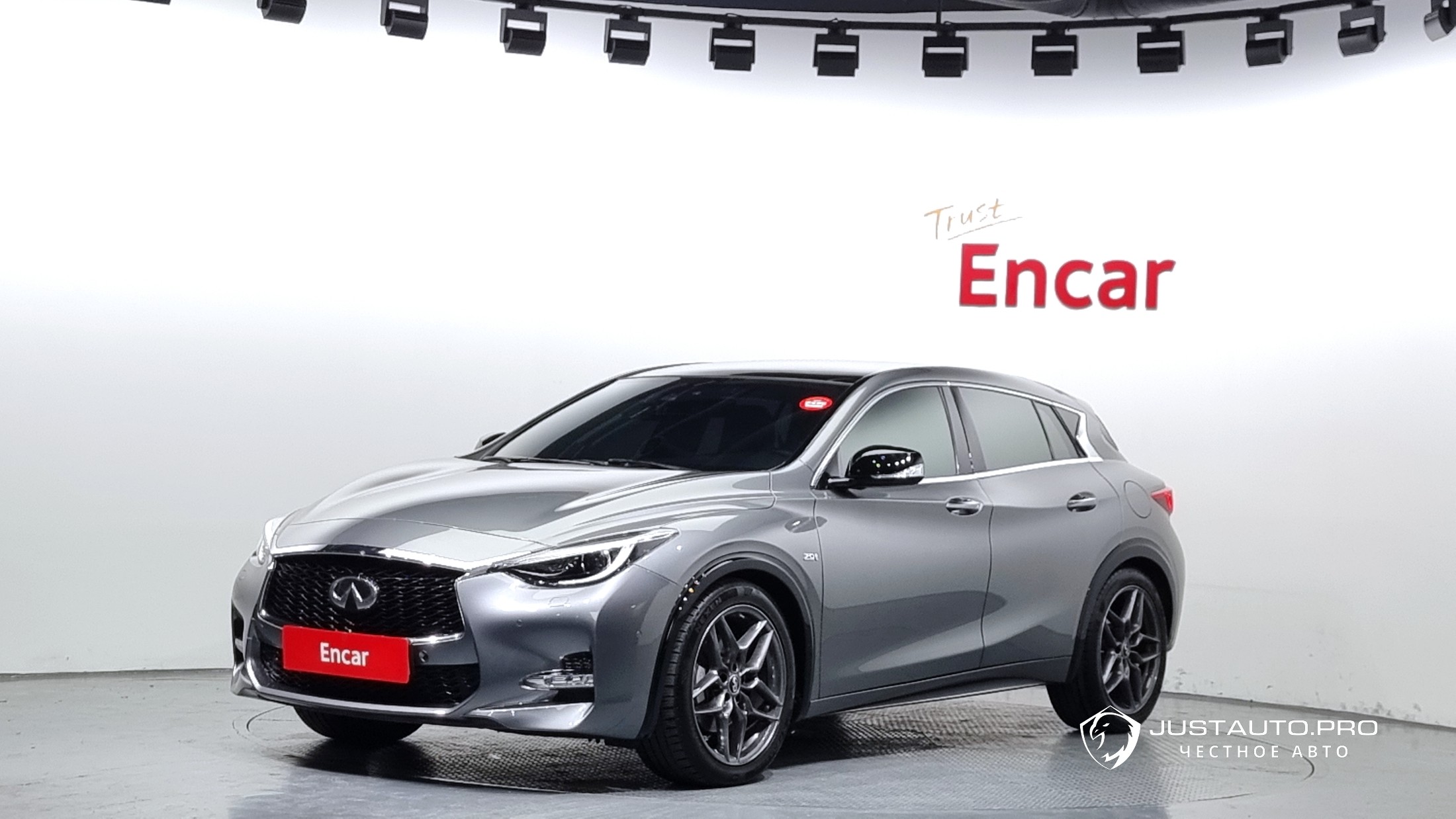 Автомобиль Infiniti Q30