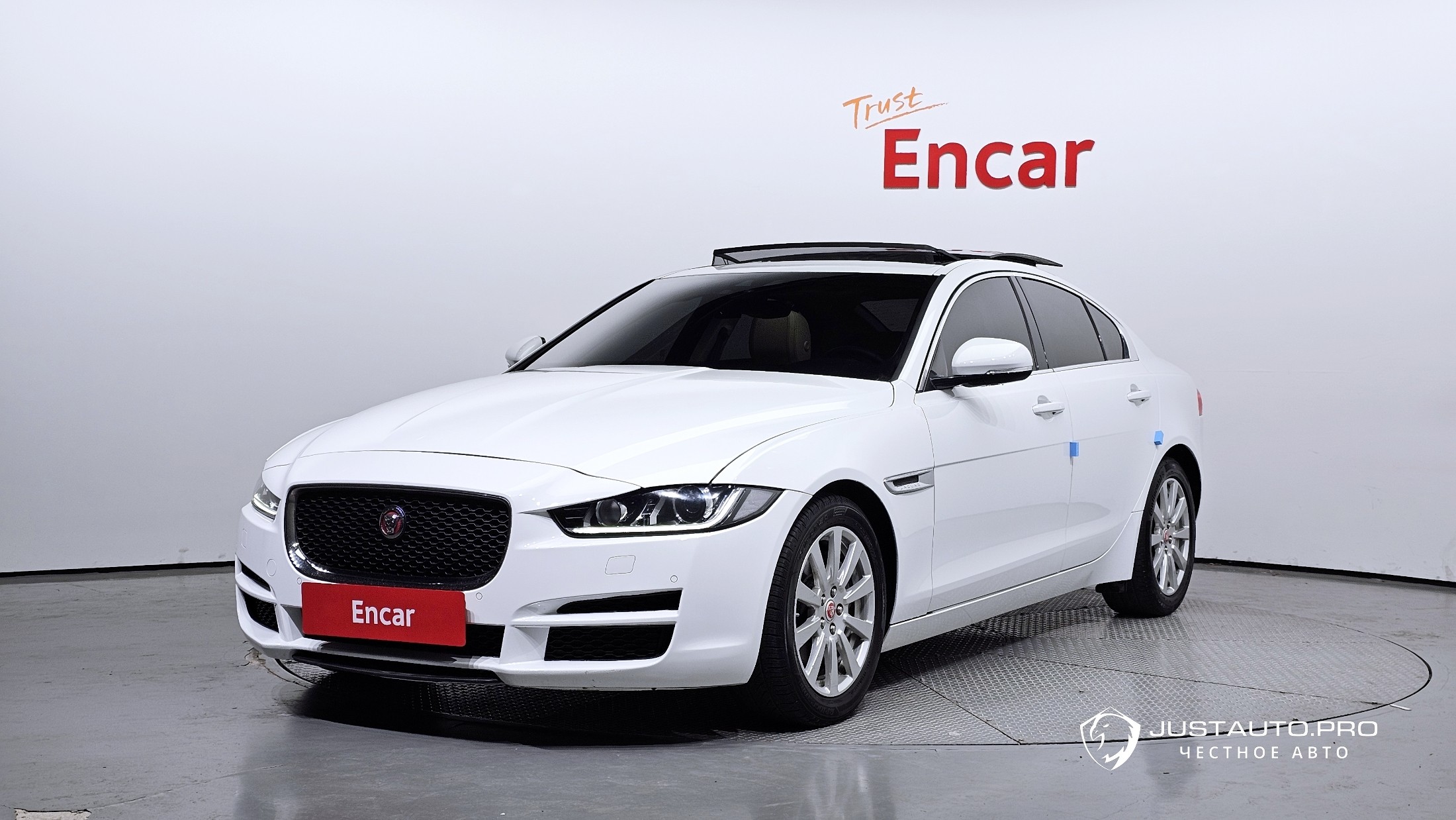 Автомобиль Jaguar XE