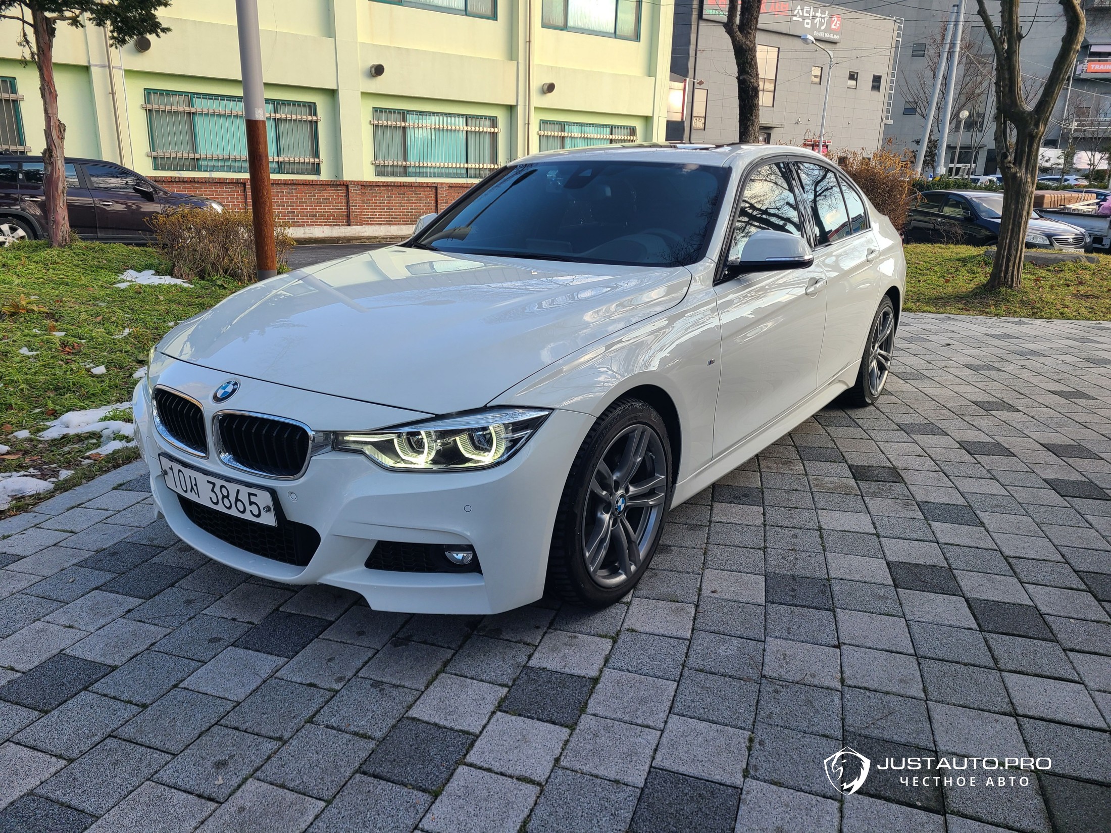 Автомобиль BMW 3-Series