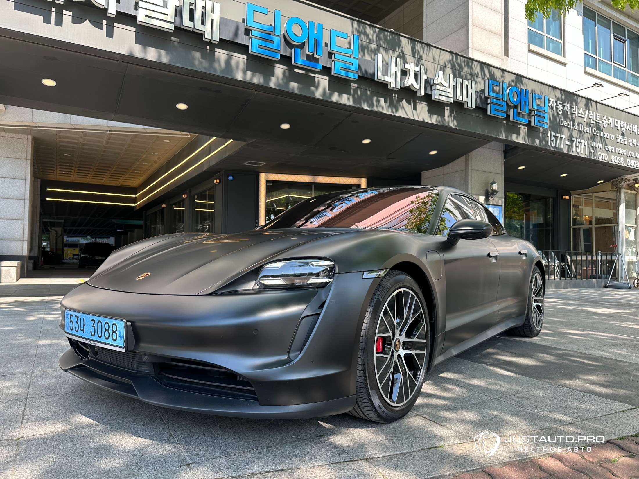 Автомобиль Porsche Taycan