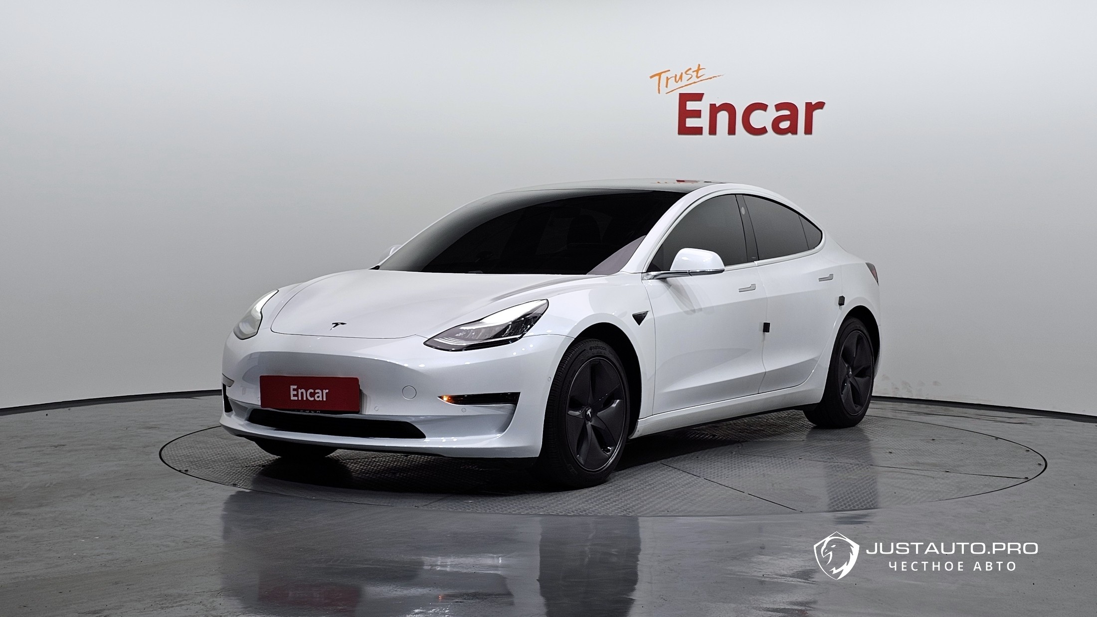 Автомобиль Tesla Model 3