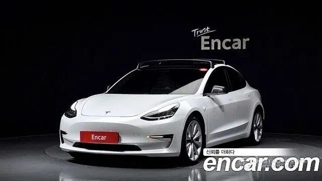 Автомобиль Tesla Model 3