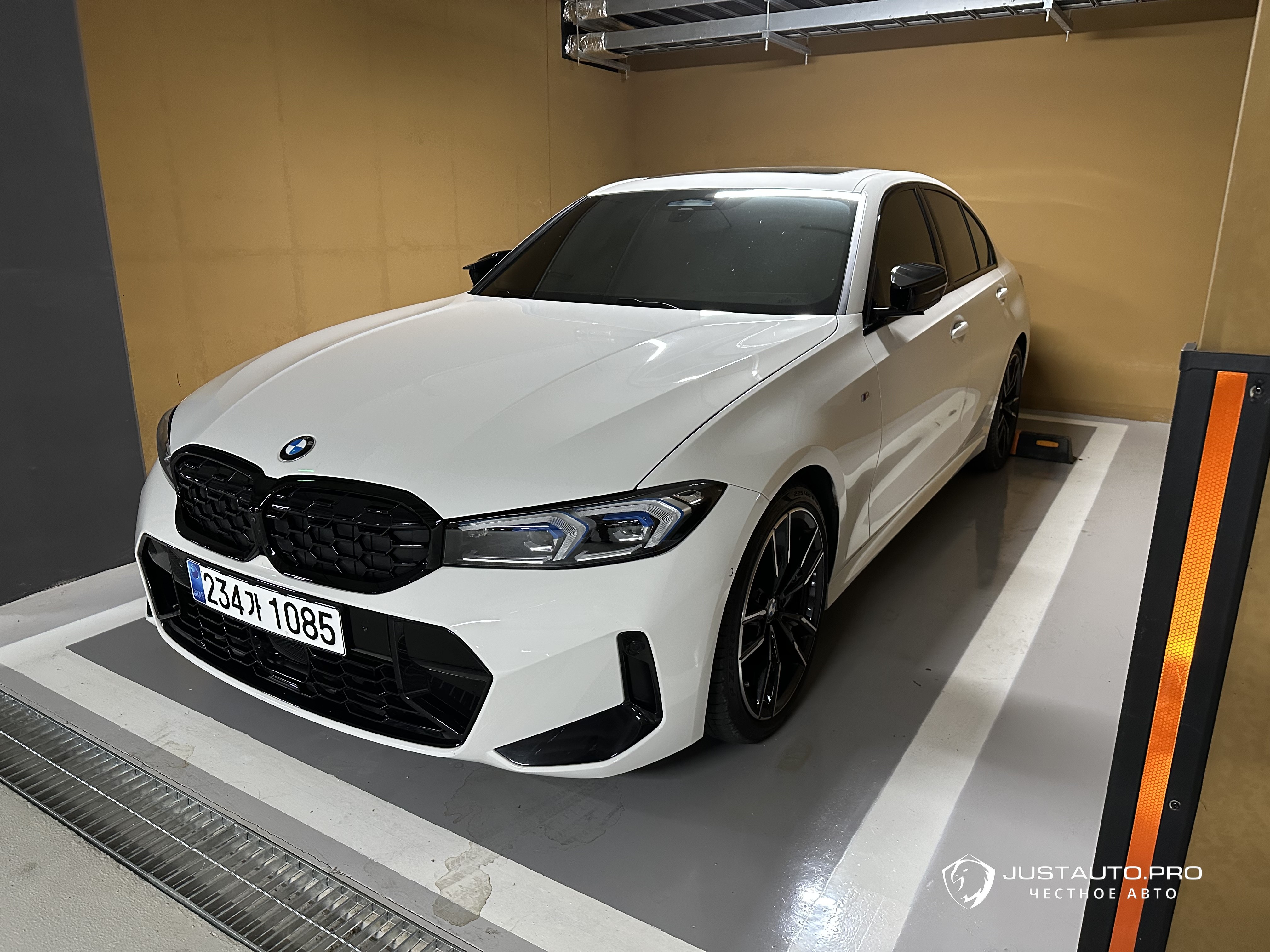 Автомобиль BMW 3-Series