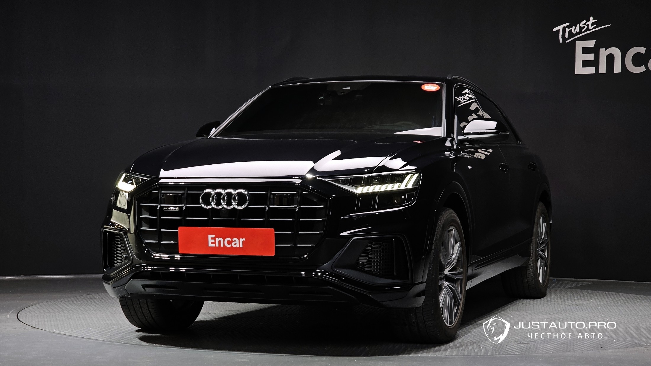 Автомобиль Audi Q8