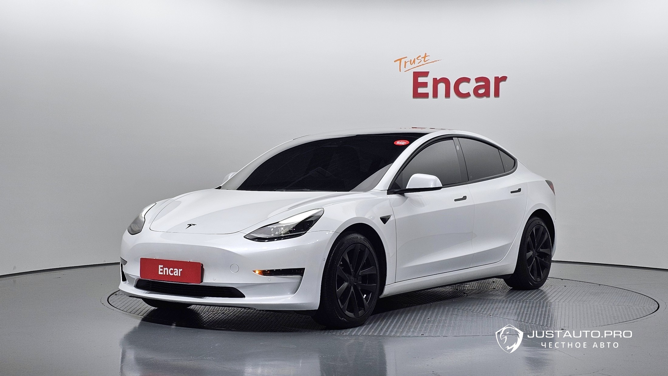 Автомобиль Tesla Model 3