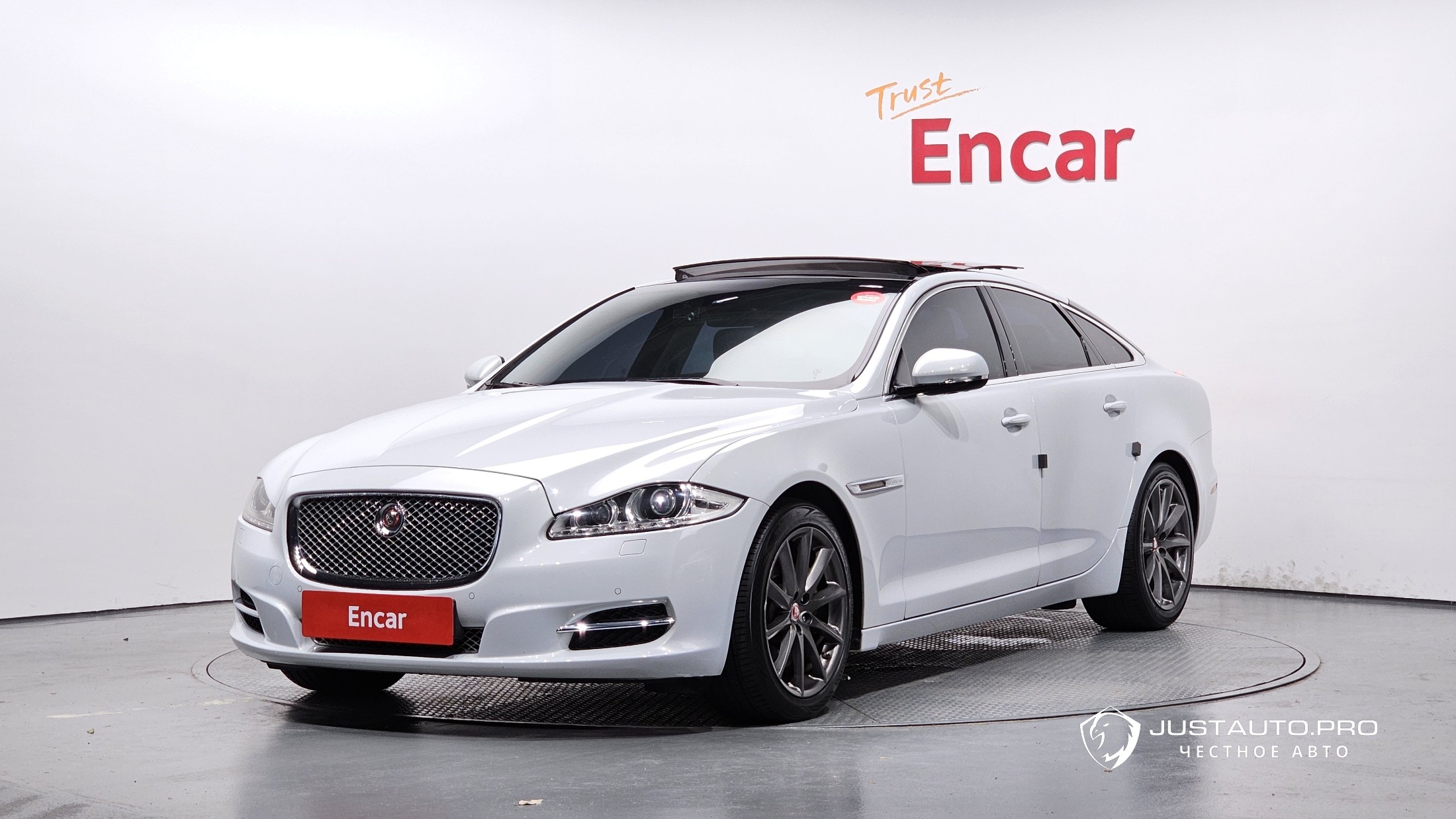 Автомобиль Jaguar XJ