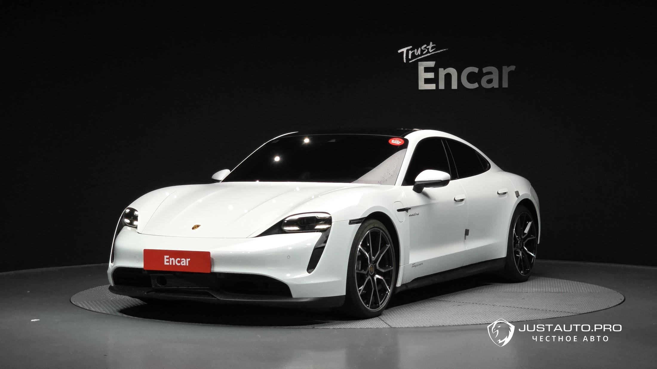 Автомобиль Porsche Taycan