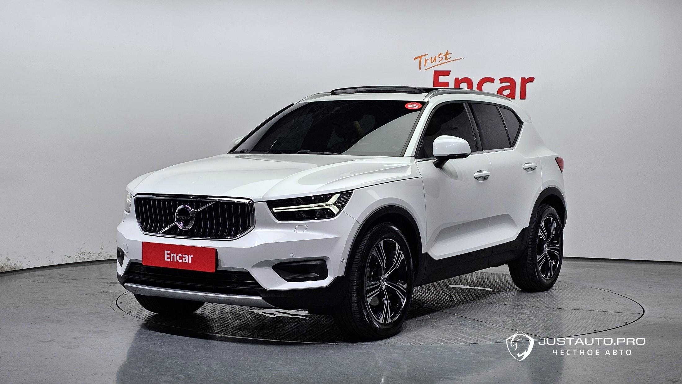 Автомобиль Volvo XC40