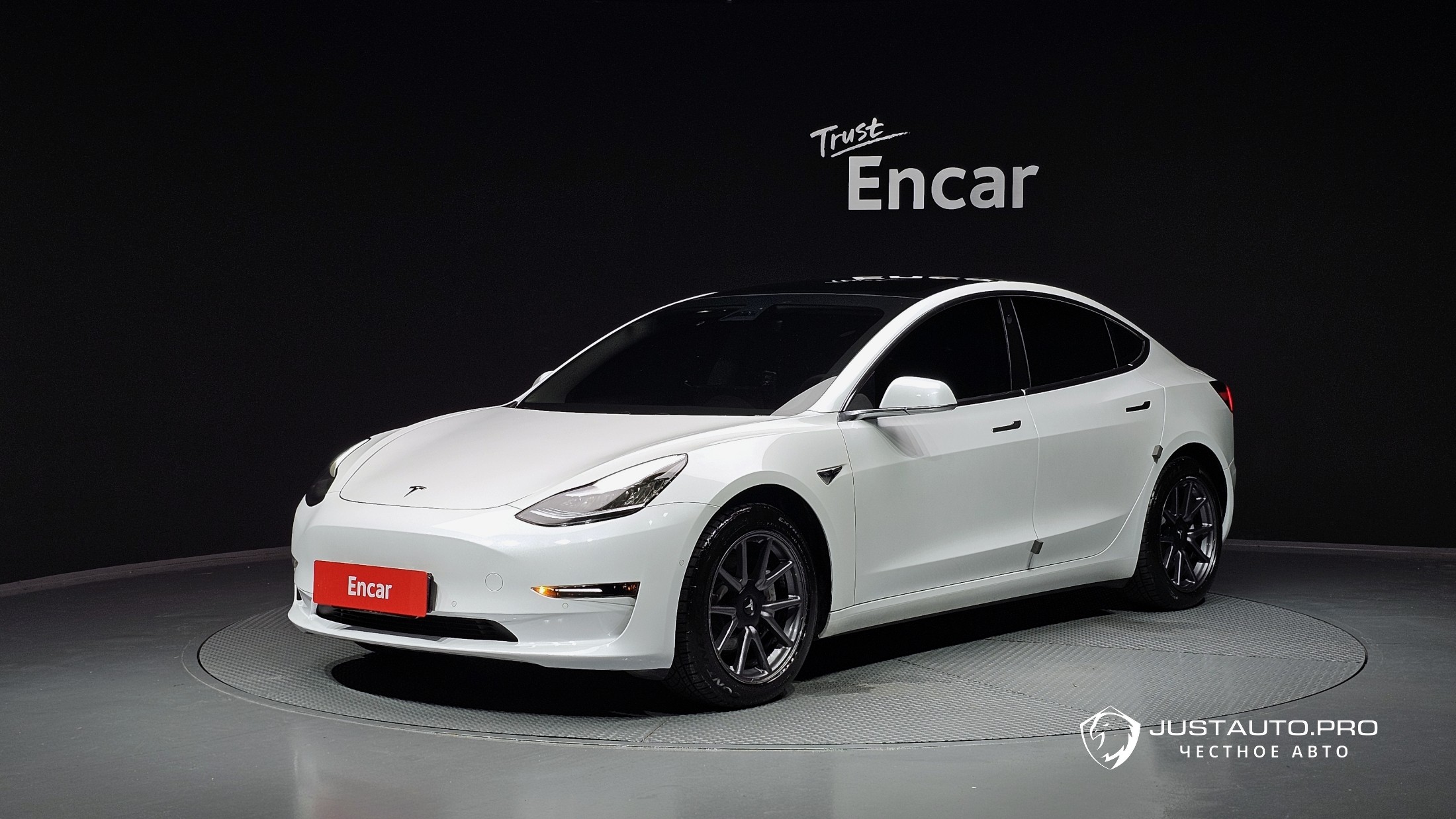 Автомобиль Tesla Model 3