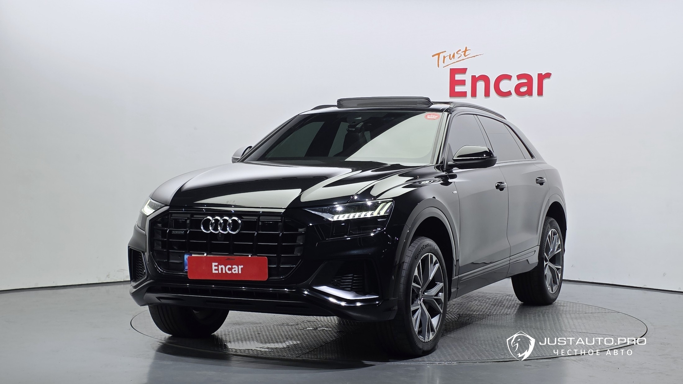 Автомобиль Audi Q8