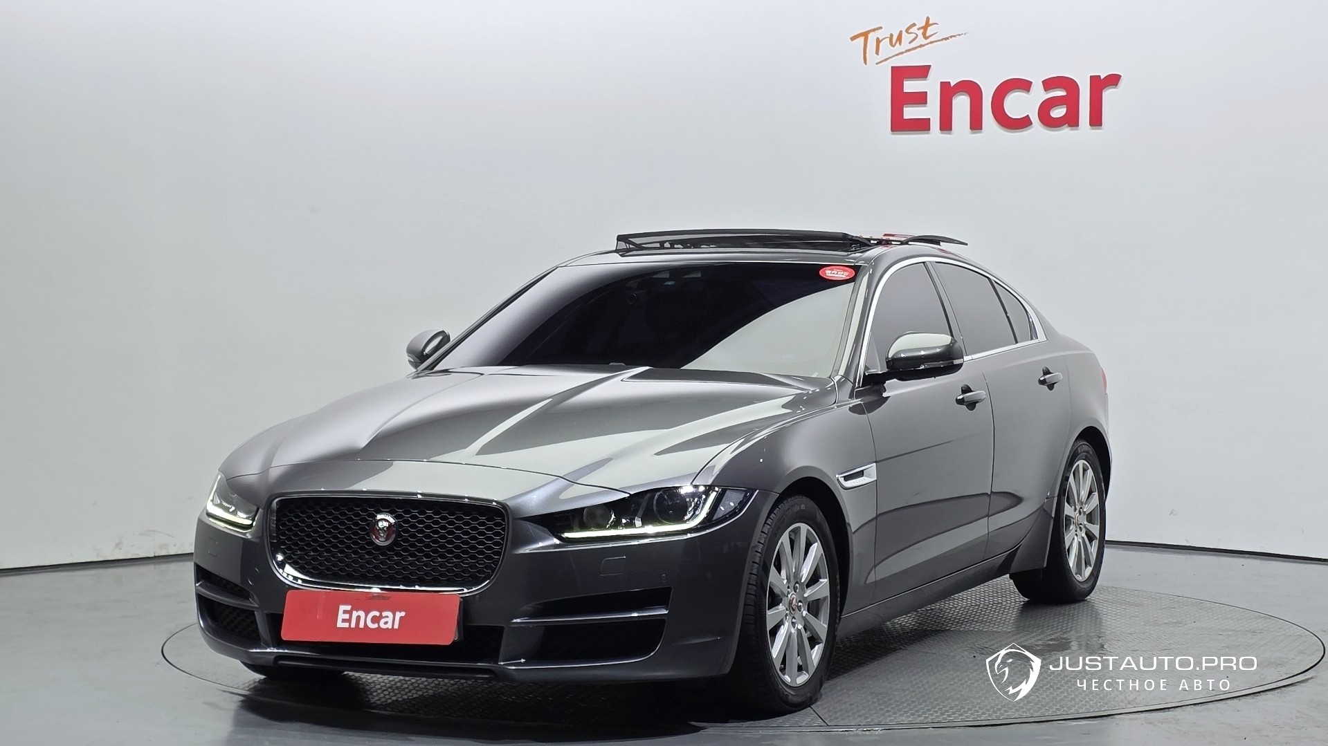Автомобиль Jaguar XE