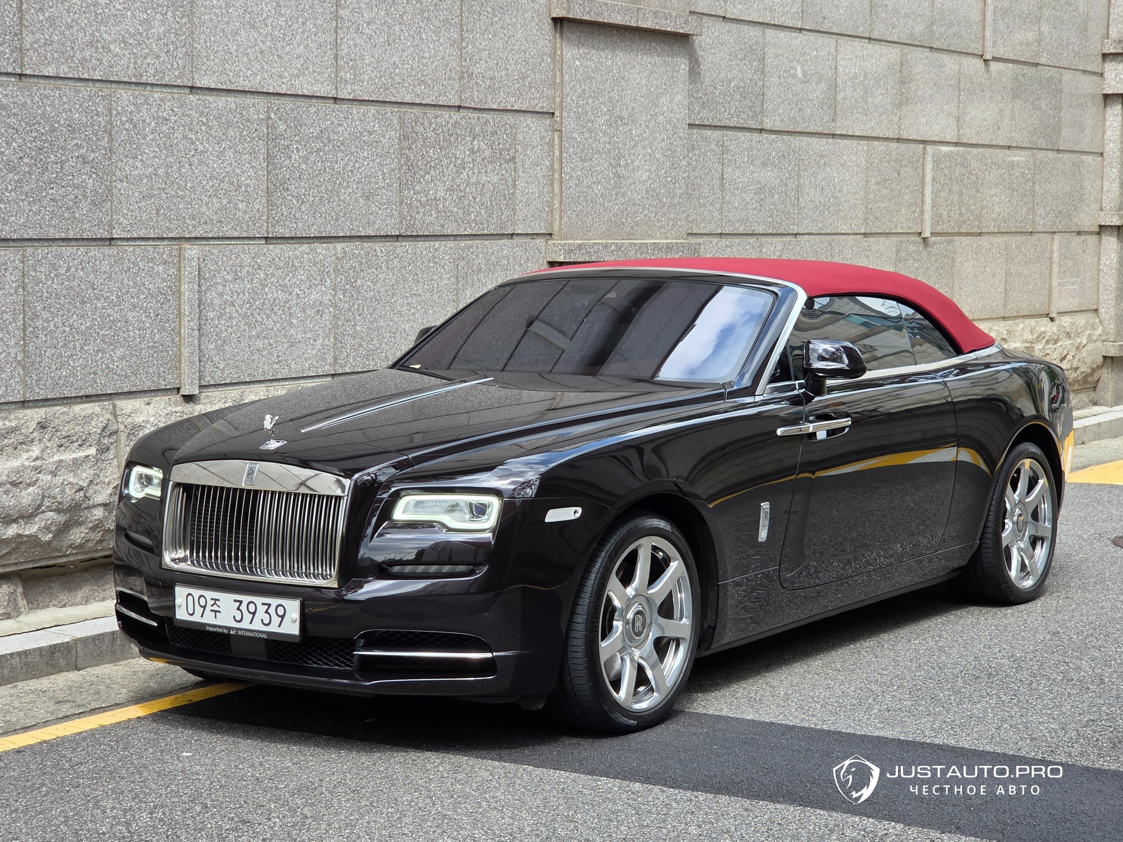 Автомобиль Rolls-Royce Dawn