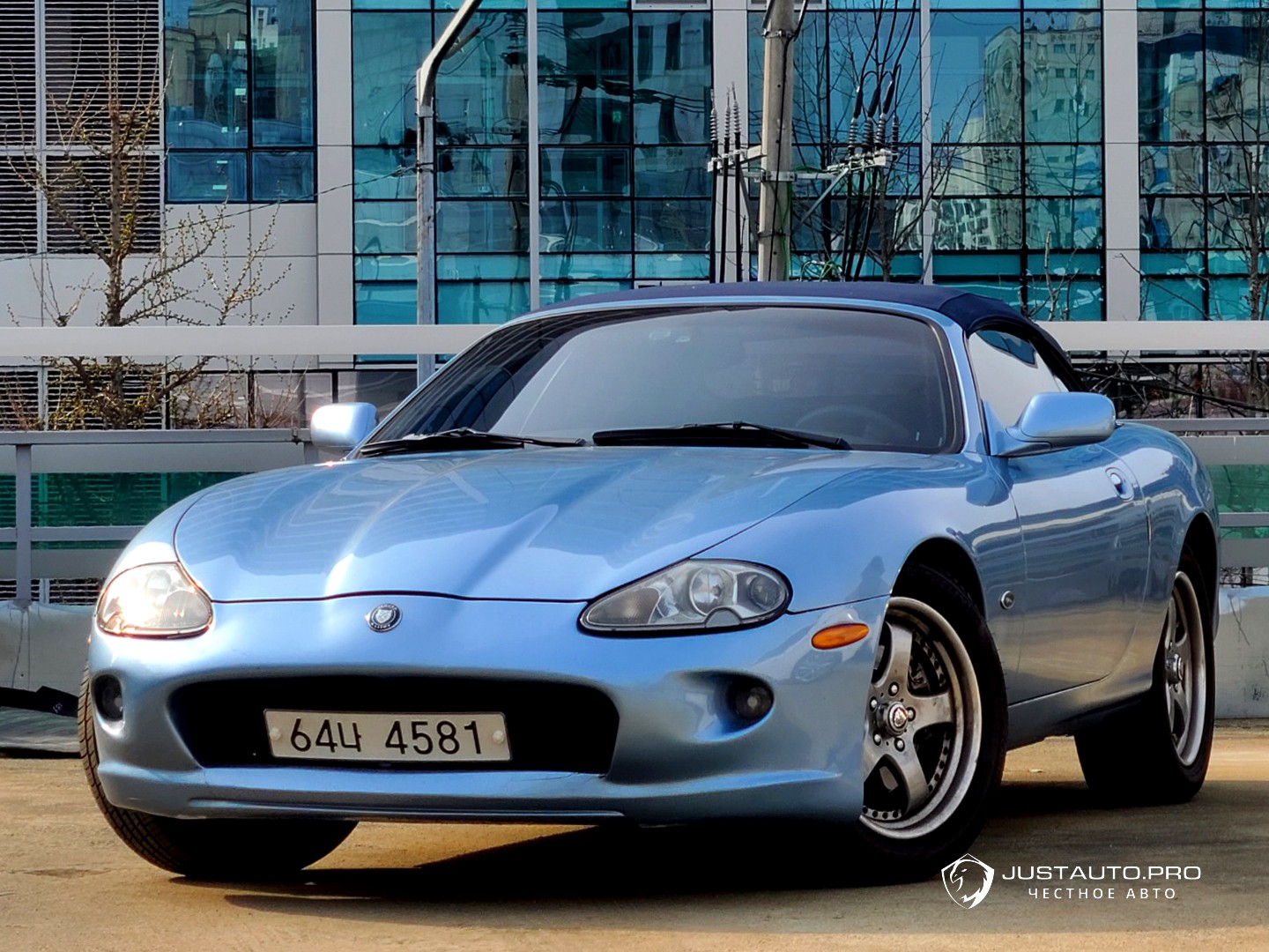 Автомобиль Jaguar XK8
