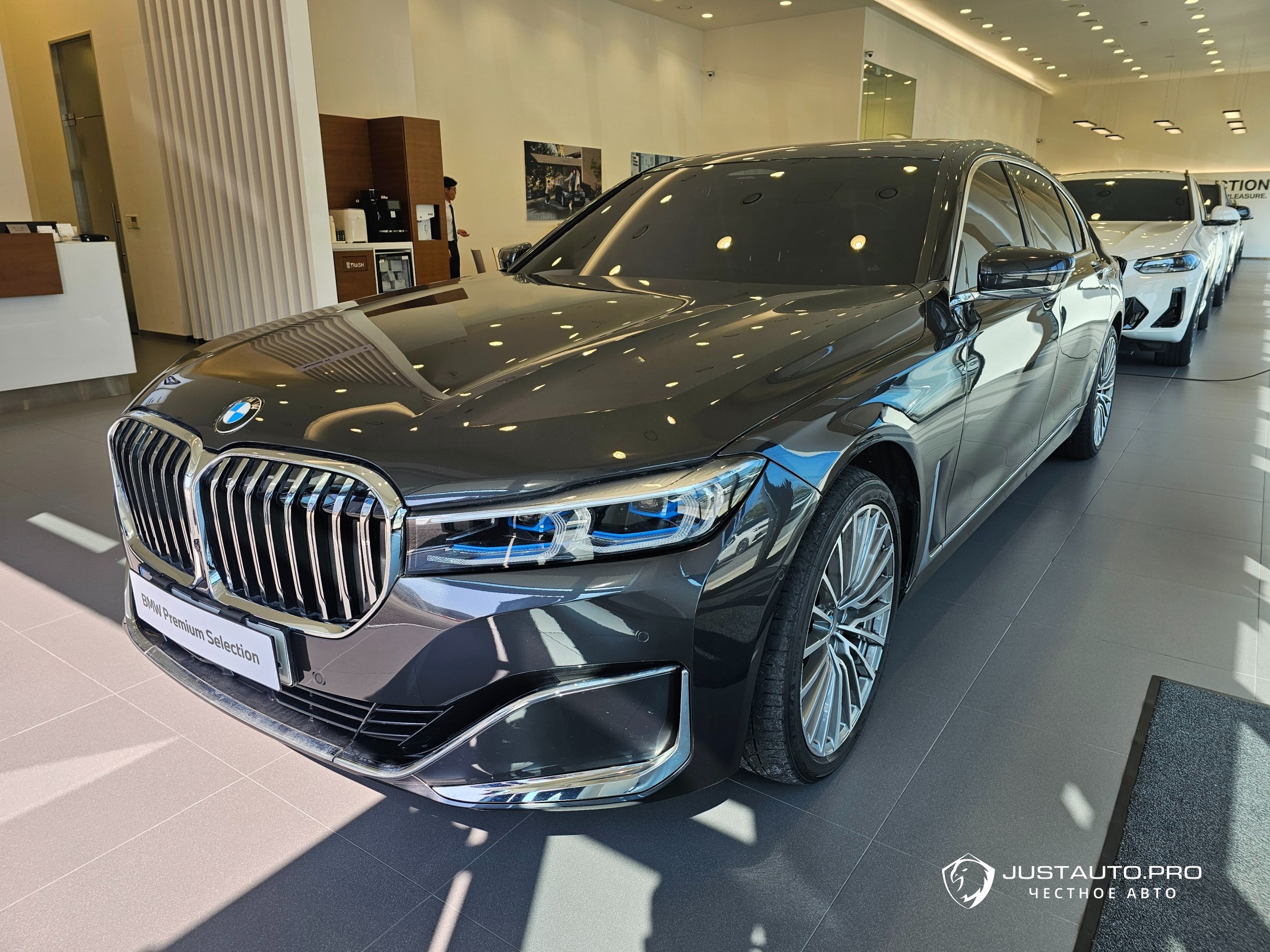 Автомобиль BMW 7-Series