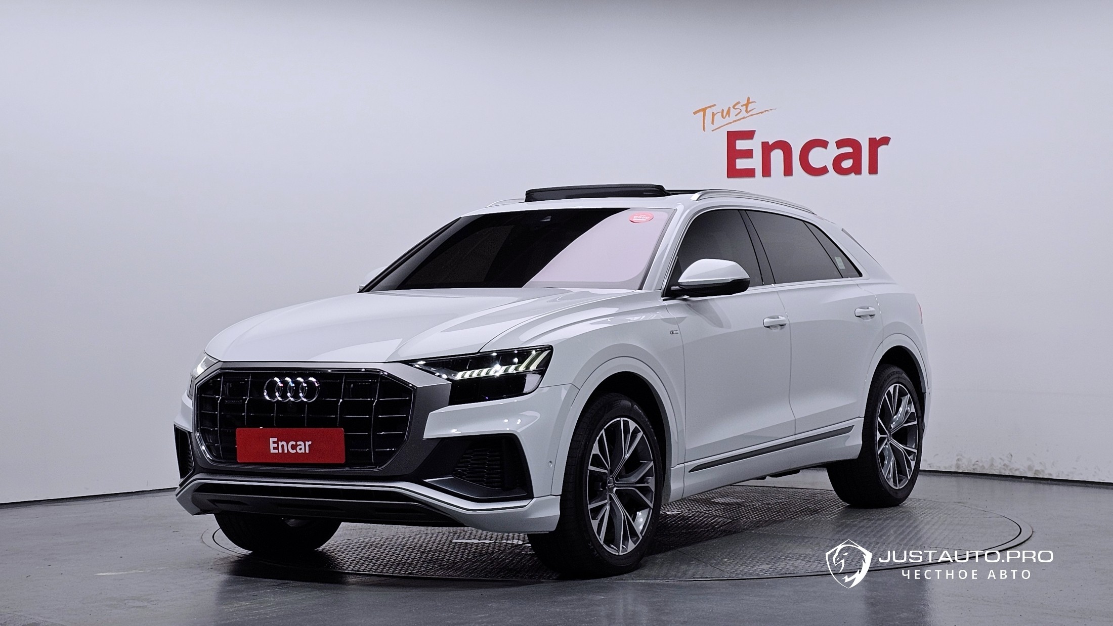 Автомобиль Audi Q8