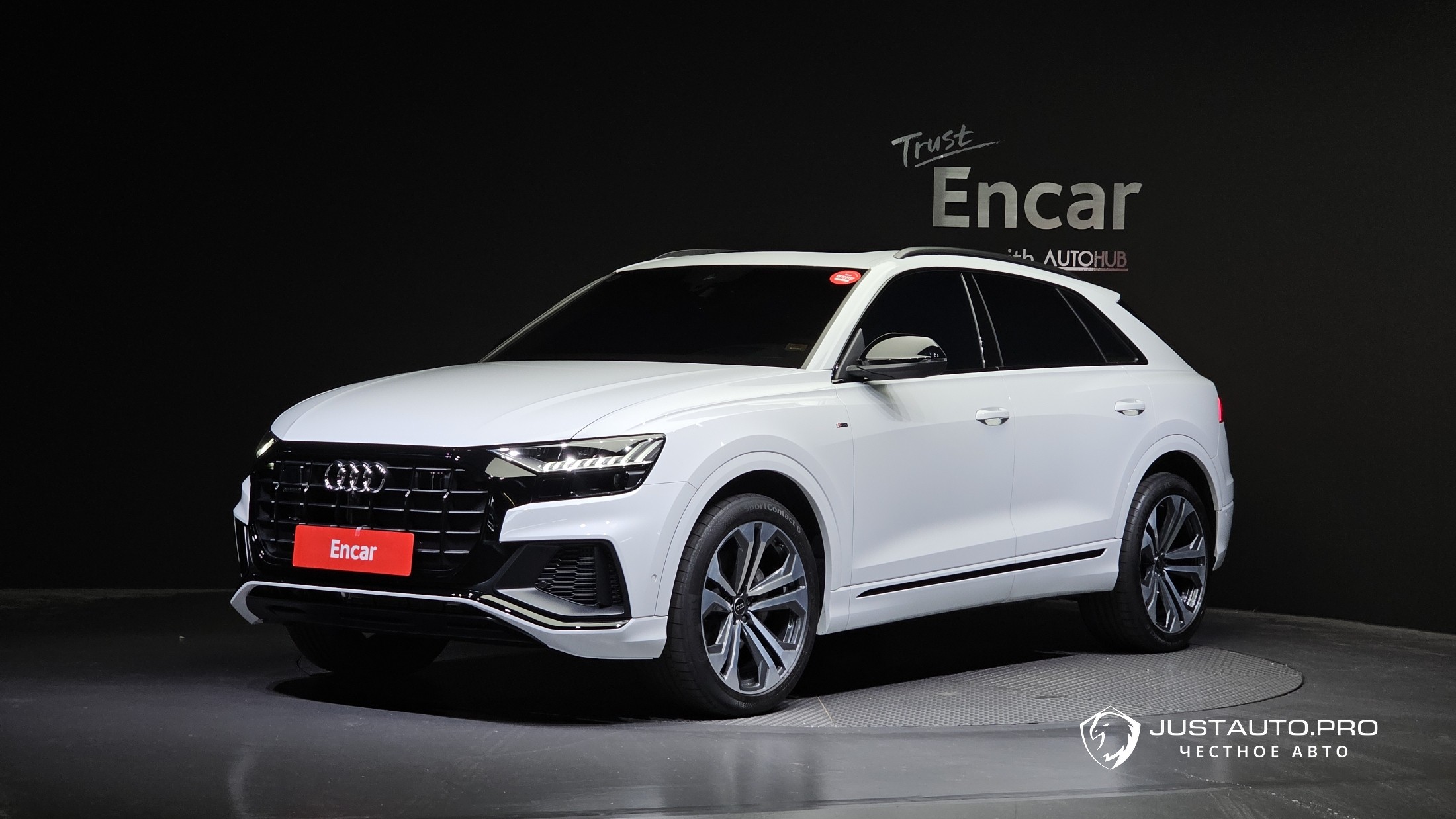 Автомобиль Audi Q8