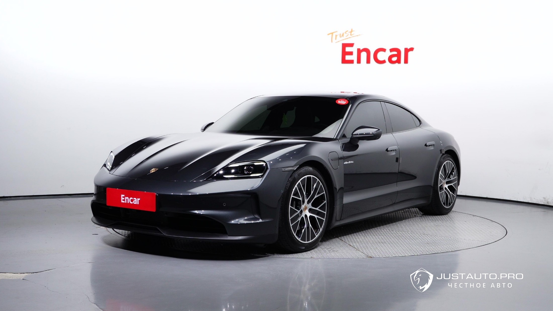 Автомобиль Porsche Taycan